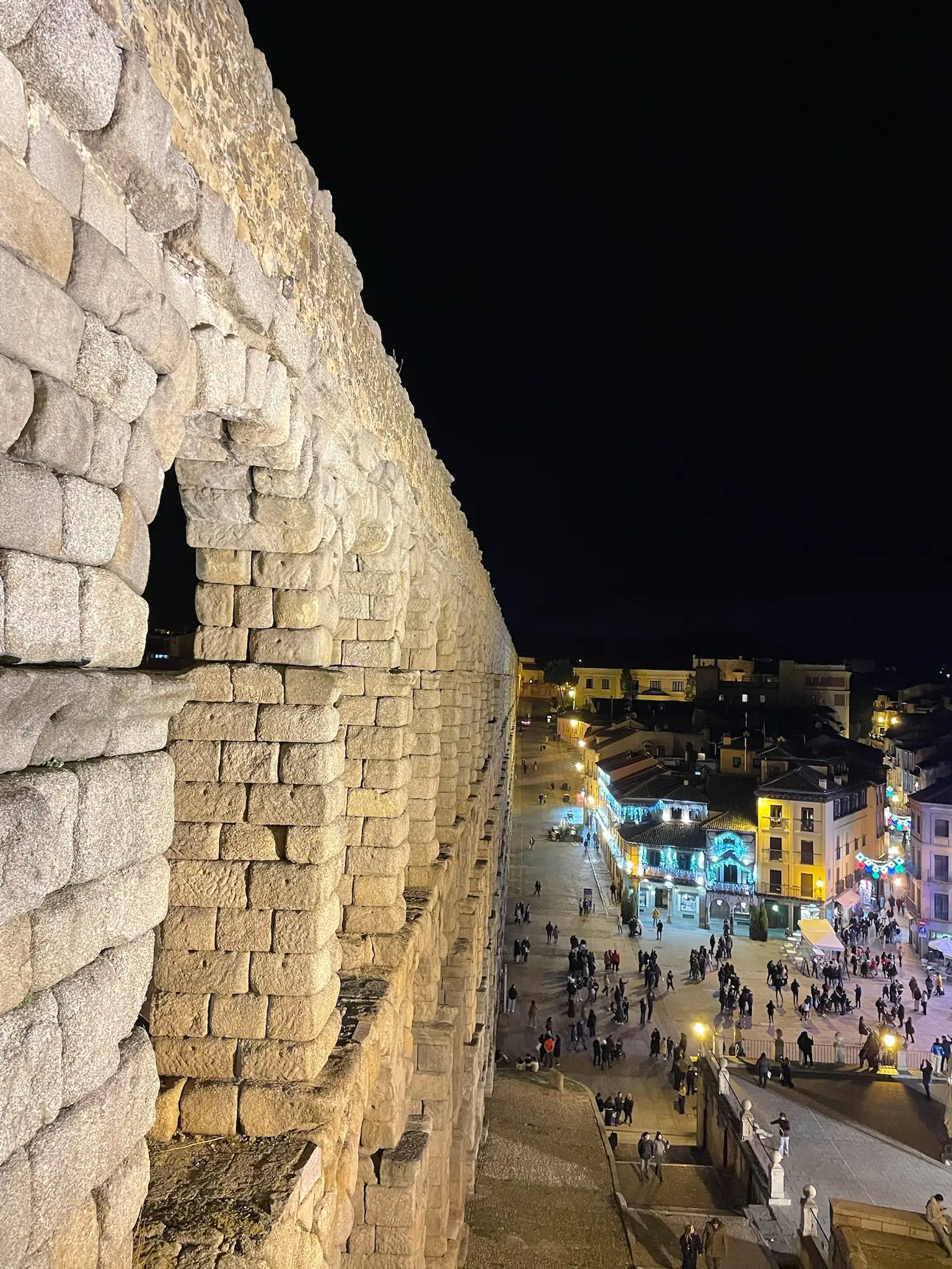 Vista desde lo alto del Acueducto de Segovia mirando hacia la plaza del Azoguejo iluminada de noche. Foto propia La Maleta Inquieta, octubre 2026
