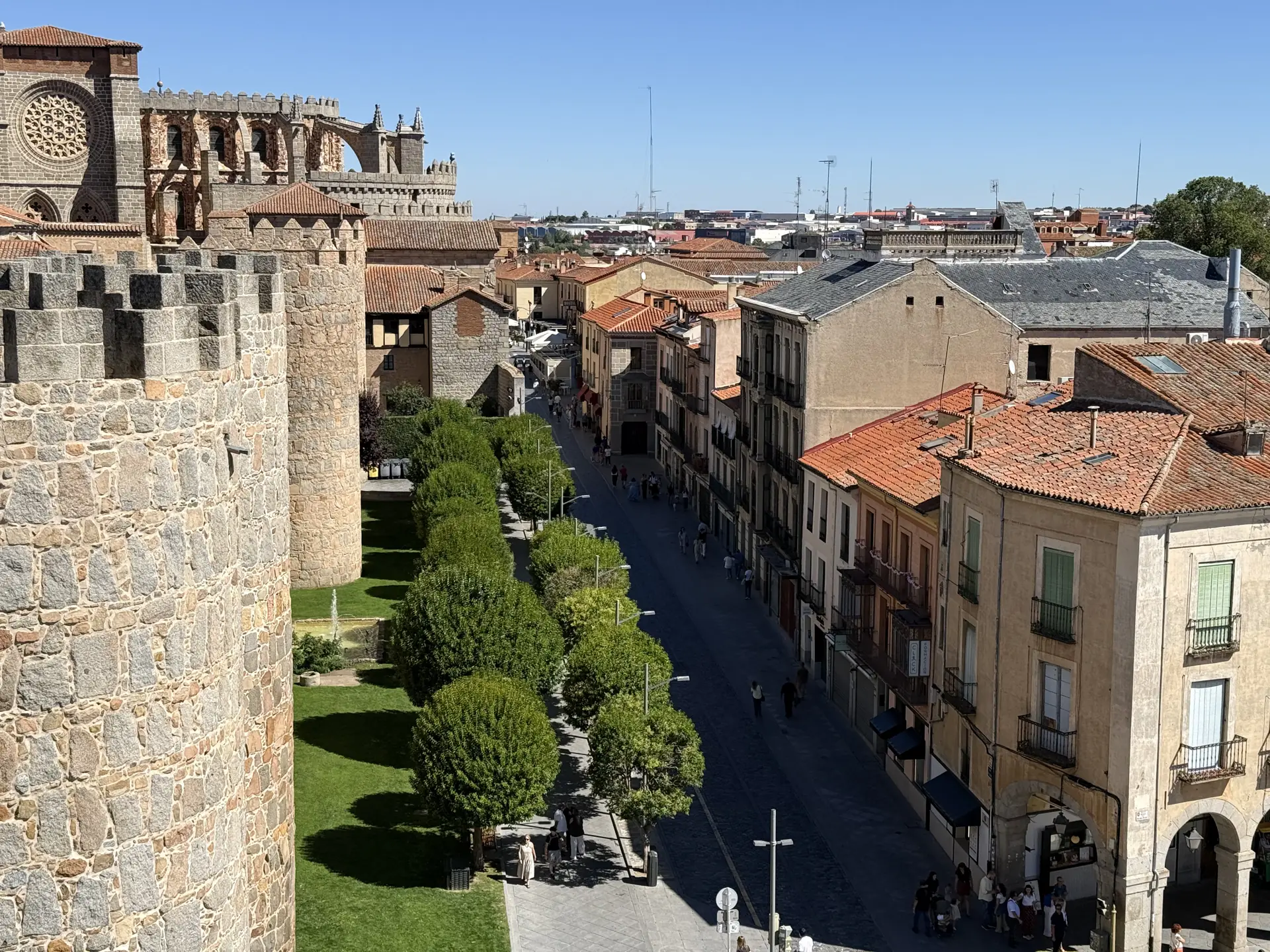 Cubos de la muralla de Ávila y la calle de San Segundo con su paseo arbolado, vistos desde el adarve del Alcázar. Foto propia La Maleta Inquieta, septiembre 2026.