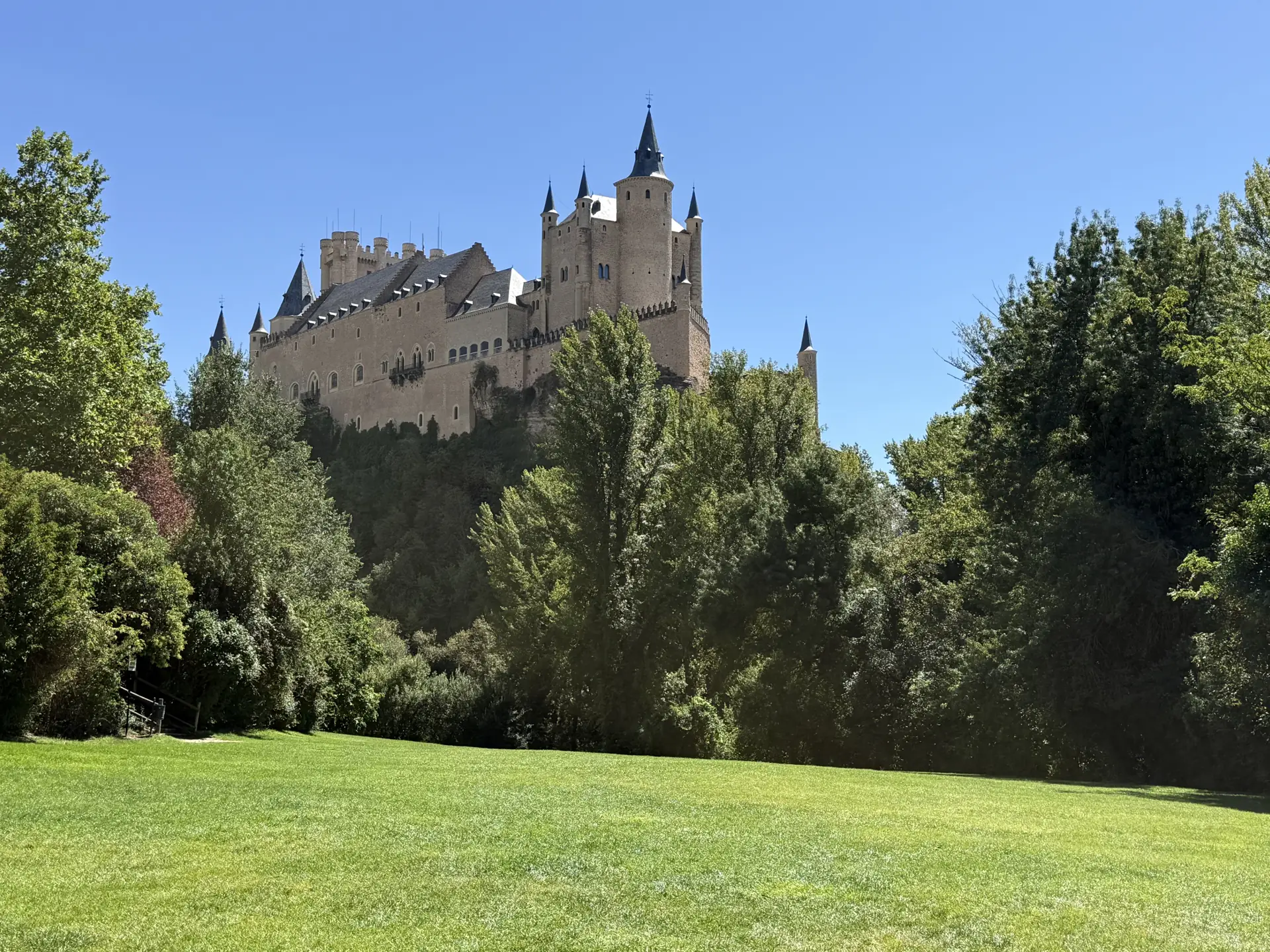 Vista lateral del Alcázar desde los jardines con árboles enmarcando la fortaleza, Foto propia La Maleta Inquieta, octubre 2026