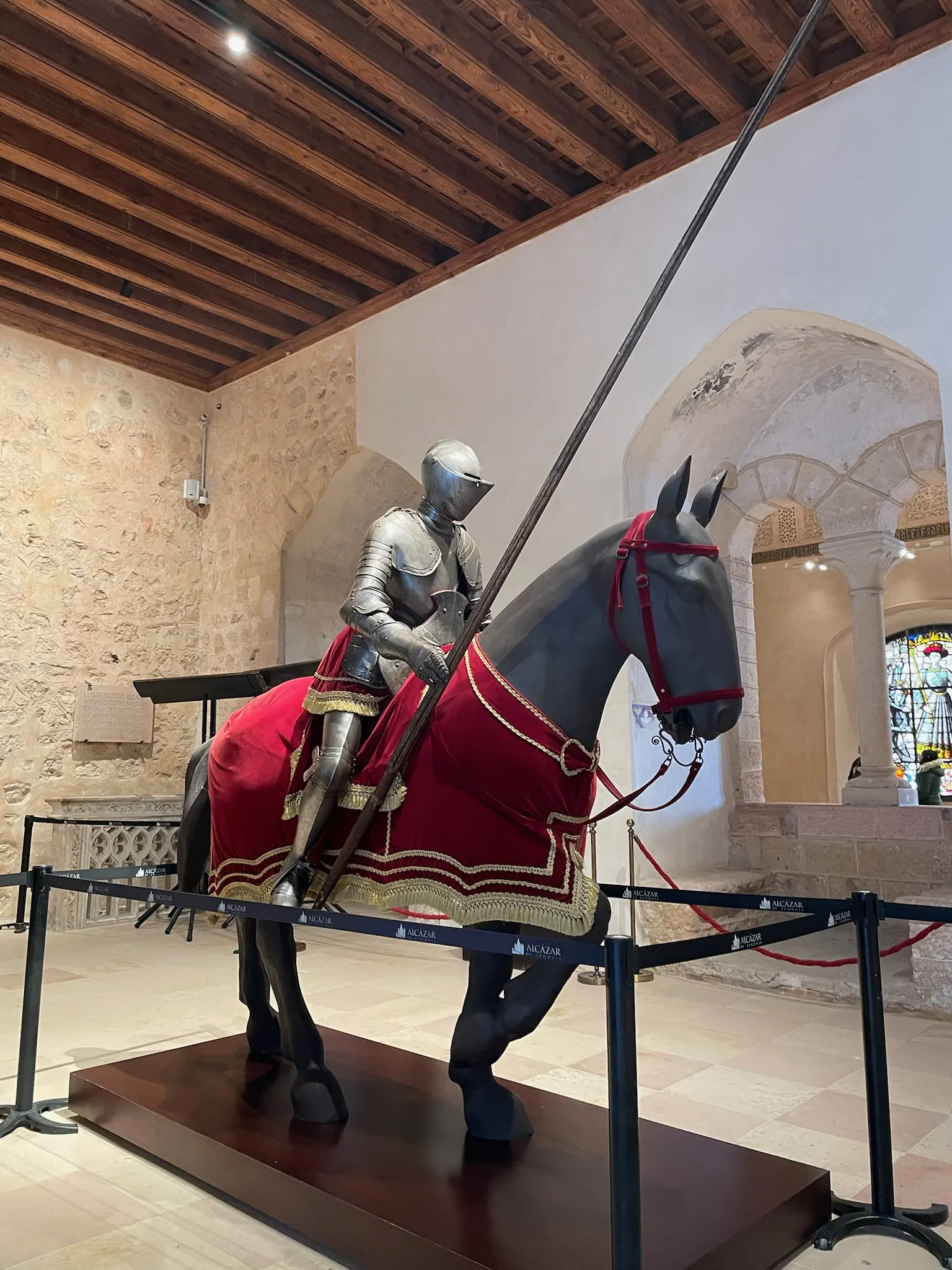 Armadura medieval de caballero montado a caballo con lanza en el interior del Alcázar de Segovia. Foto propia La Maleta Inquieta, octubre 2026