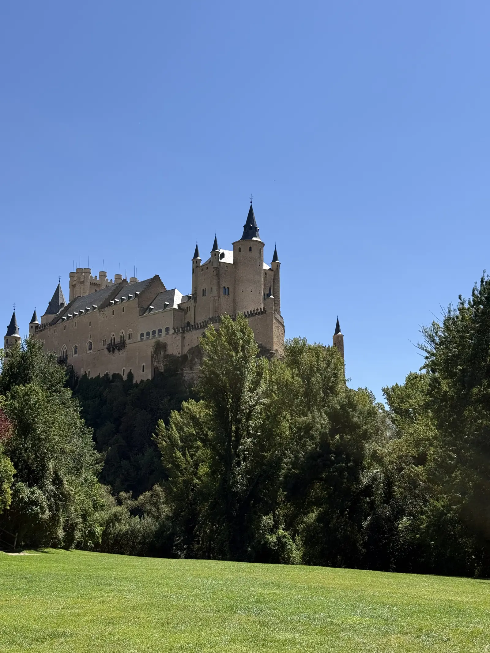 Alcázar de Segovia con césped en primer plano y cielo despejado al fondo, Foto propia La Maleta Inquieta, octubre 2026