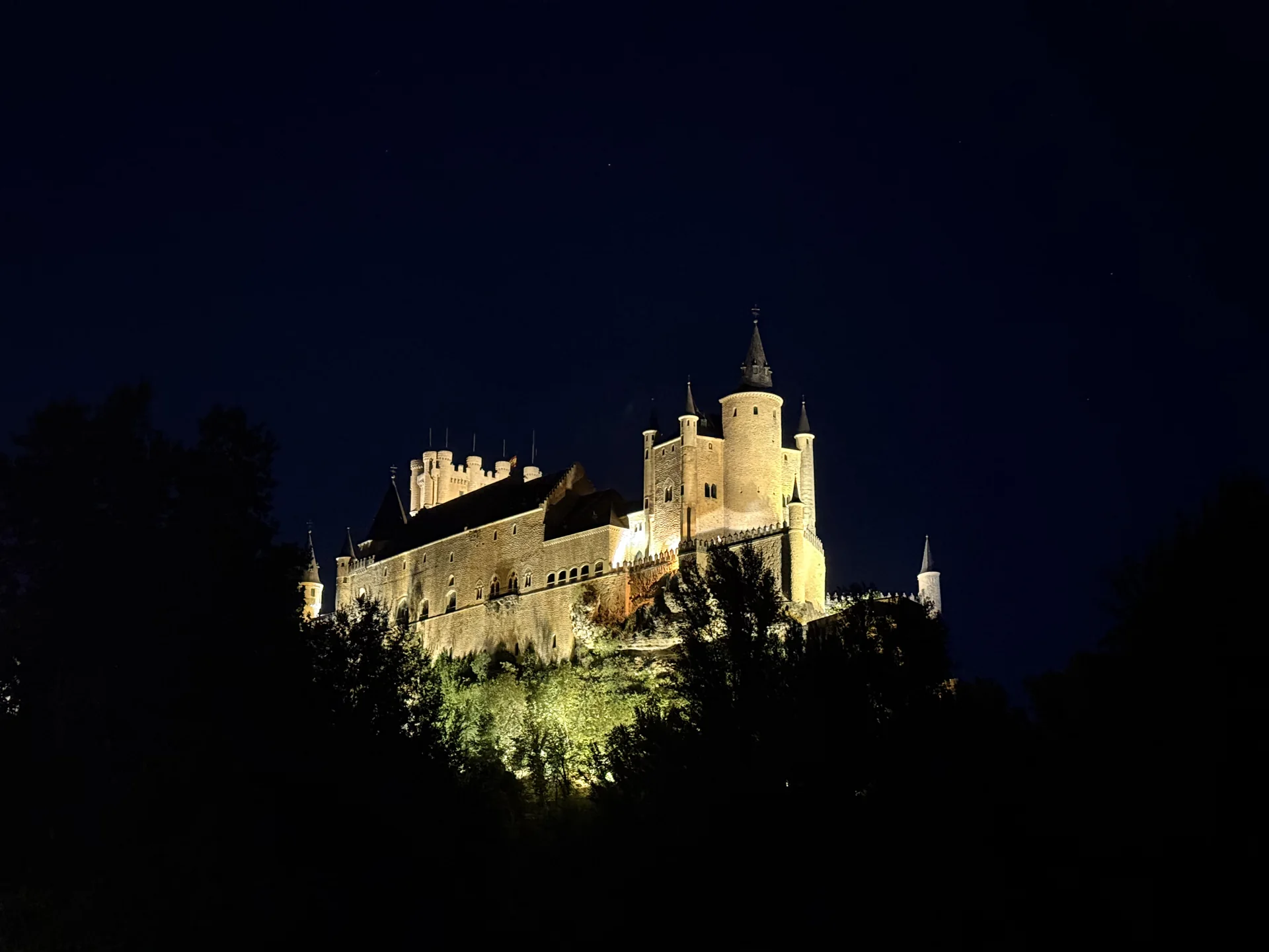 El Alcázar de Segovia iluminado de noche sobre la colina, visto desde el valle con el cielo oscuro. Foto propia La Maleta Inquieta, octubre 2026