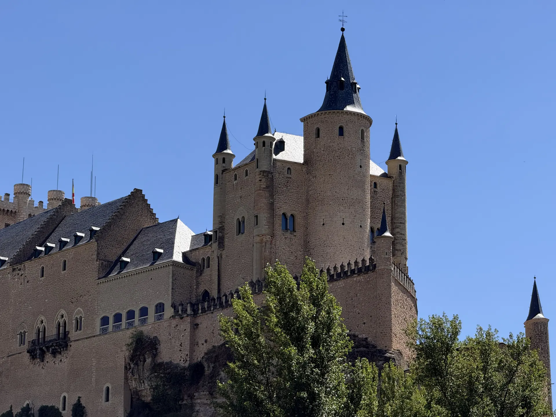 Detalle de la torre del homenaje del Alcázar de Segovia, con sus cubos semicilíndricos y las ventanas escalonadas. Foto propia La Maleta Inquieta, septiembre 2026.