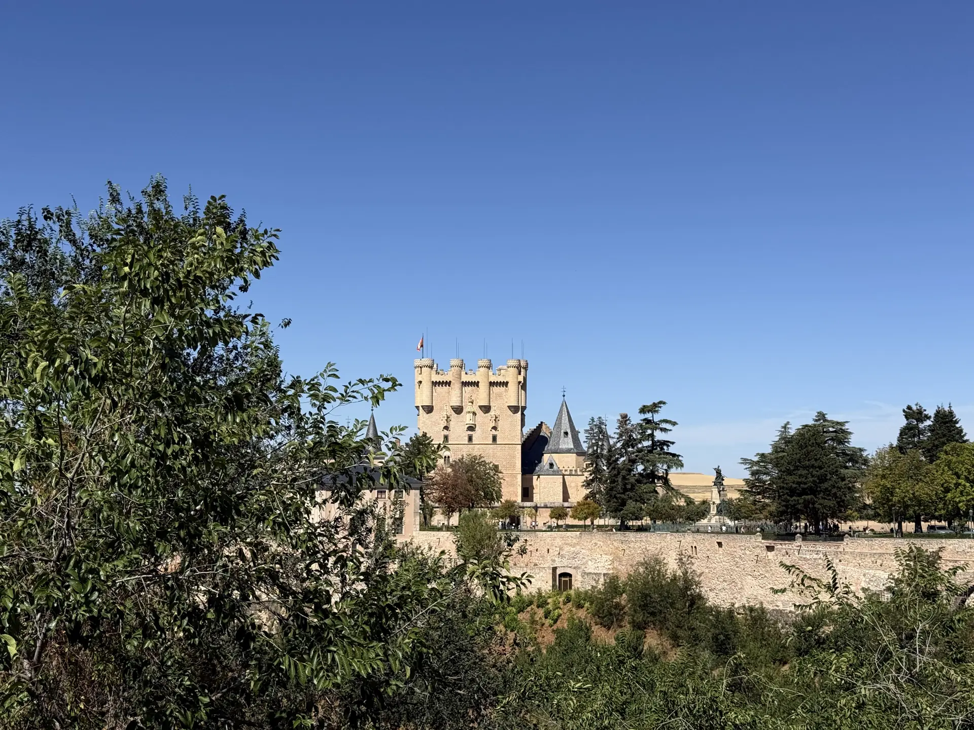 Alcázar de Segovia con su torre del Homenaje y murallas visto desde el valle con vegetación, Foto propia La Maleta Inquieta, octubre 2026