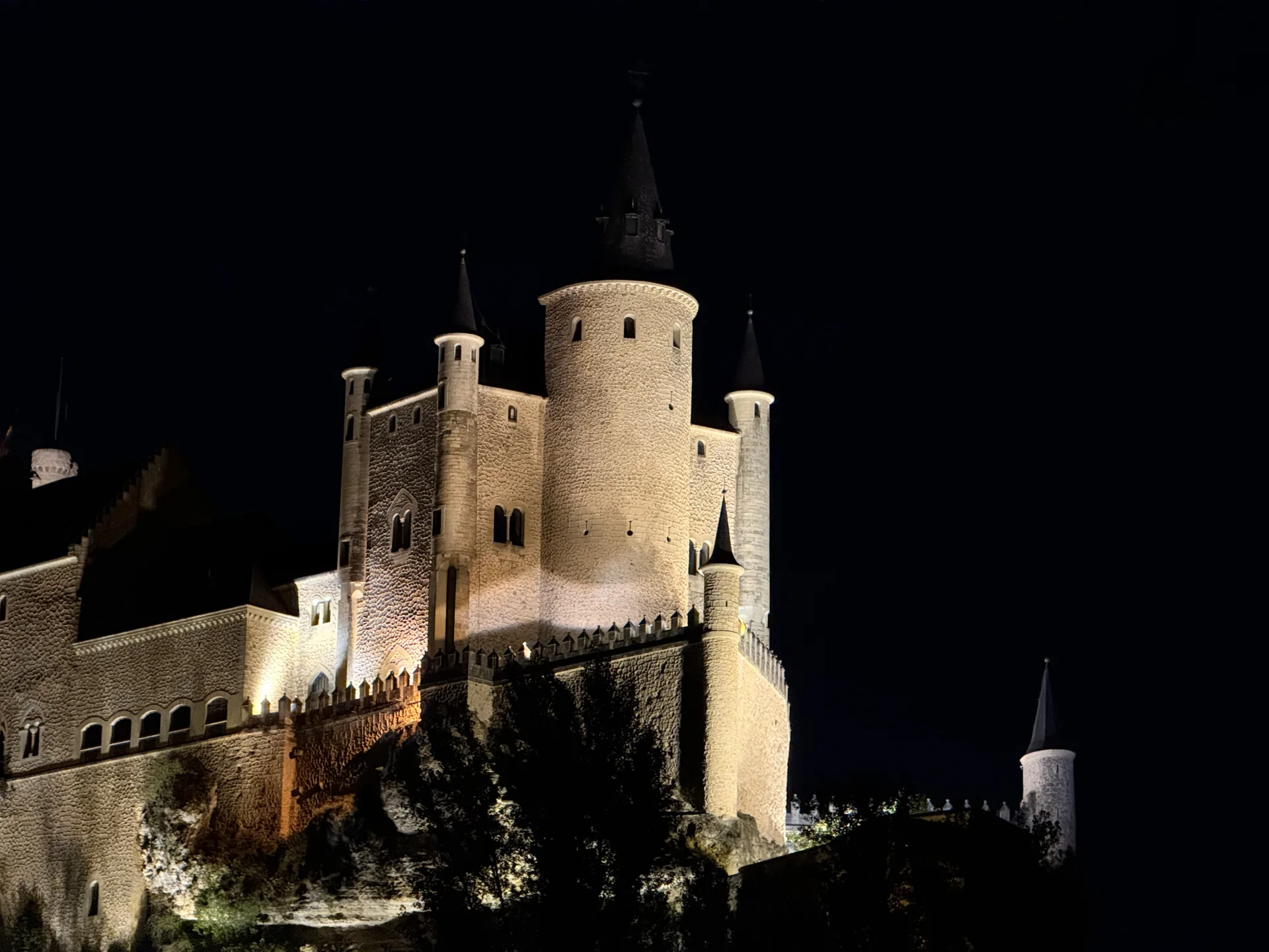 Torre del Homenaje del Alcázar iluminada de noche con detalle arquitectónico destacado, Foto propia La Maleta Inquieta, octubre 2026