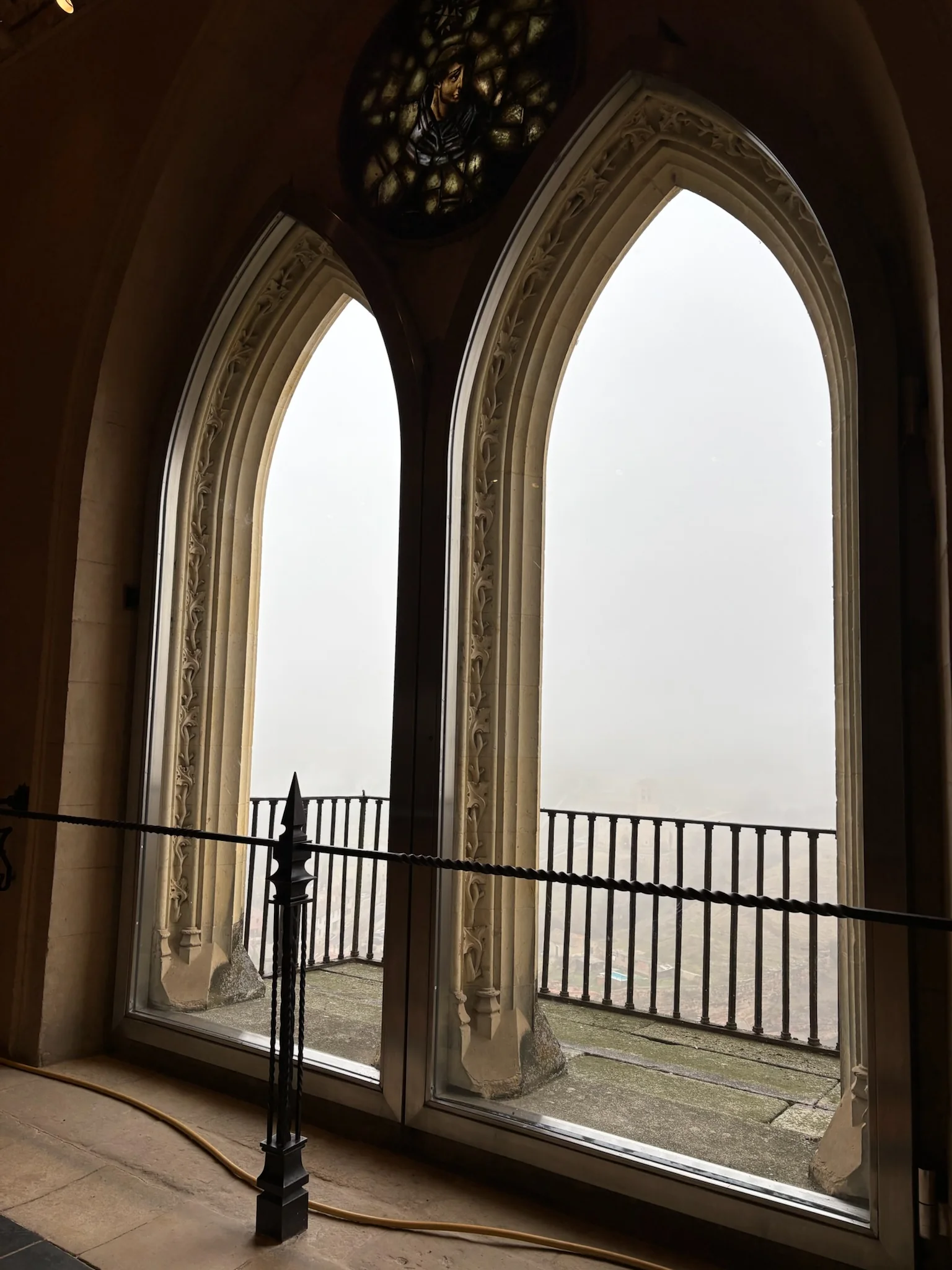 Ventanas geminadas de arco apuntado del Alcazar de Segovia con la luz entrando desde el jardin. Foto propia La Maleta Inquieta, octubre 2026