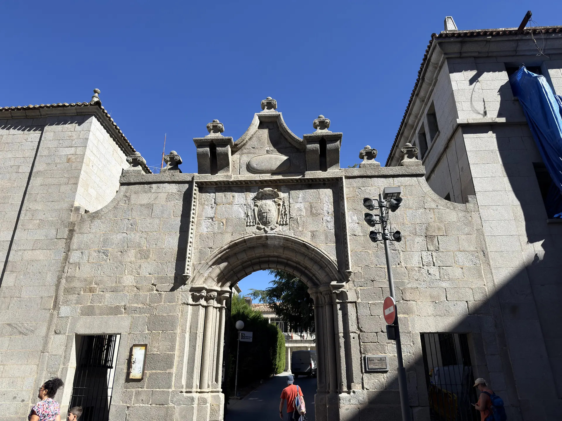 Arco con escudo episcopal de acceso al patio de la Biblioteca Pública de Ávila, junto a la plaza de la Catedral. Foto propia La Maleta Inquieta, septiembre 2026.