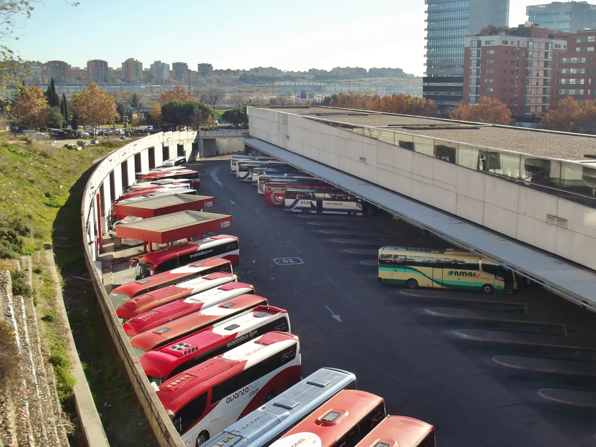 Autocares de Avanza aparcados en las dársenas de la Estación Sur de autobuses de Madrid, junto a Méndez Álvaro