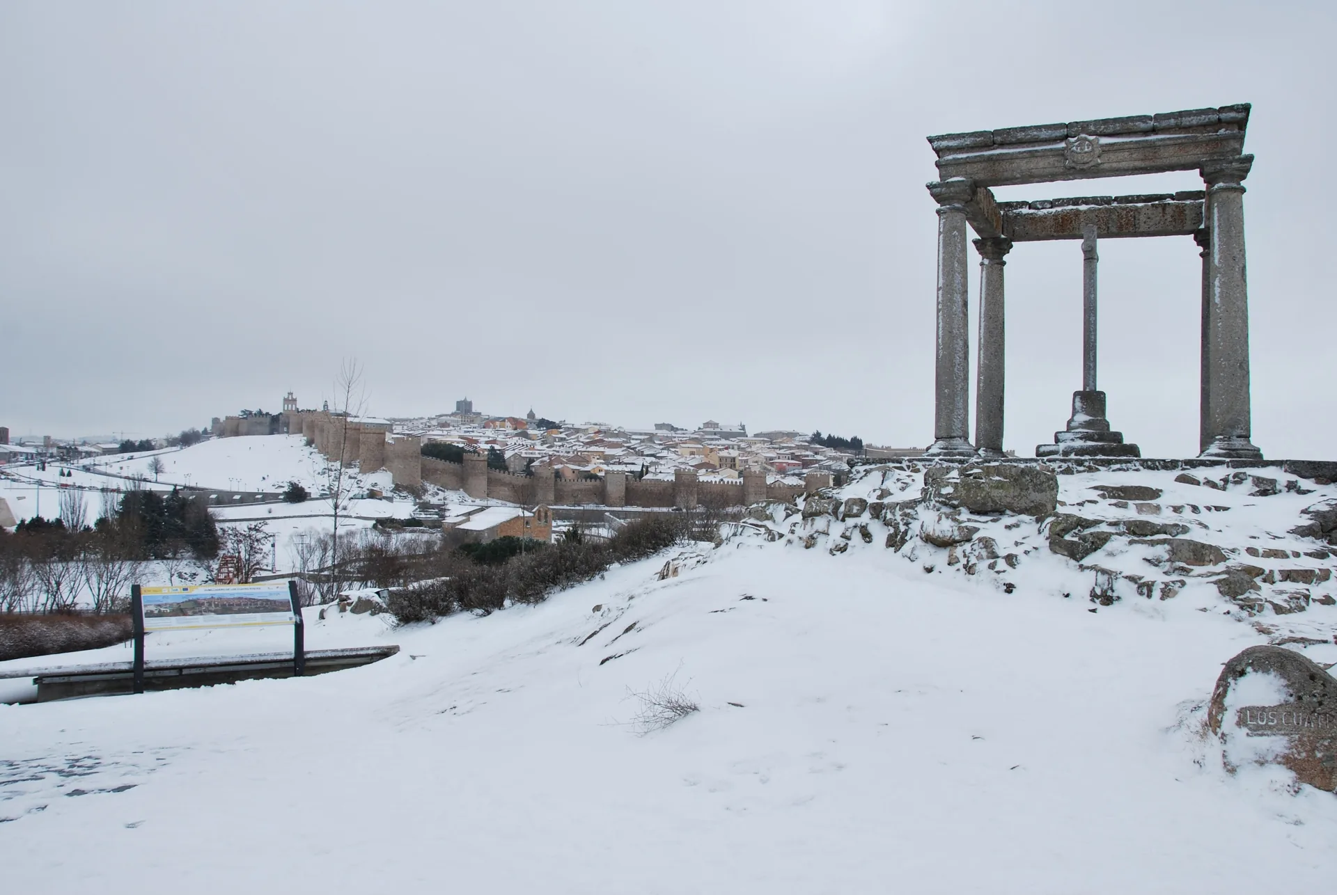 Los Cuatro Postes y la ciudad amurallada de Ávila al fondo con todo el paisaje cubierto de nieve en invierno