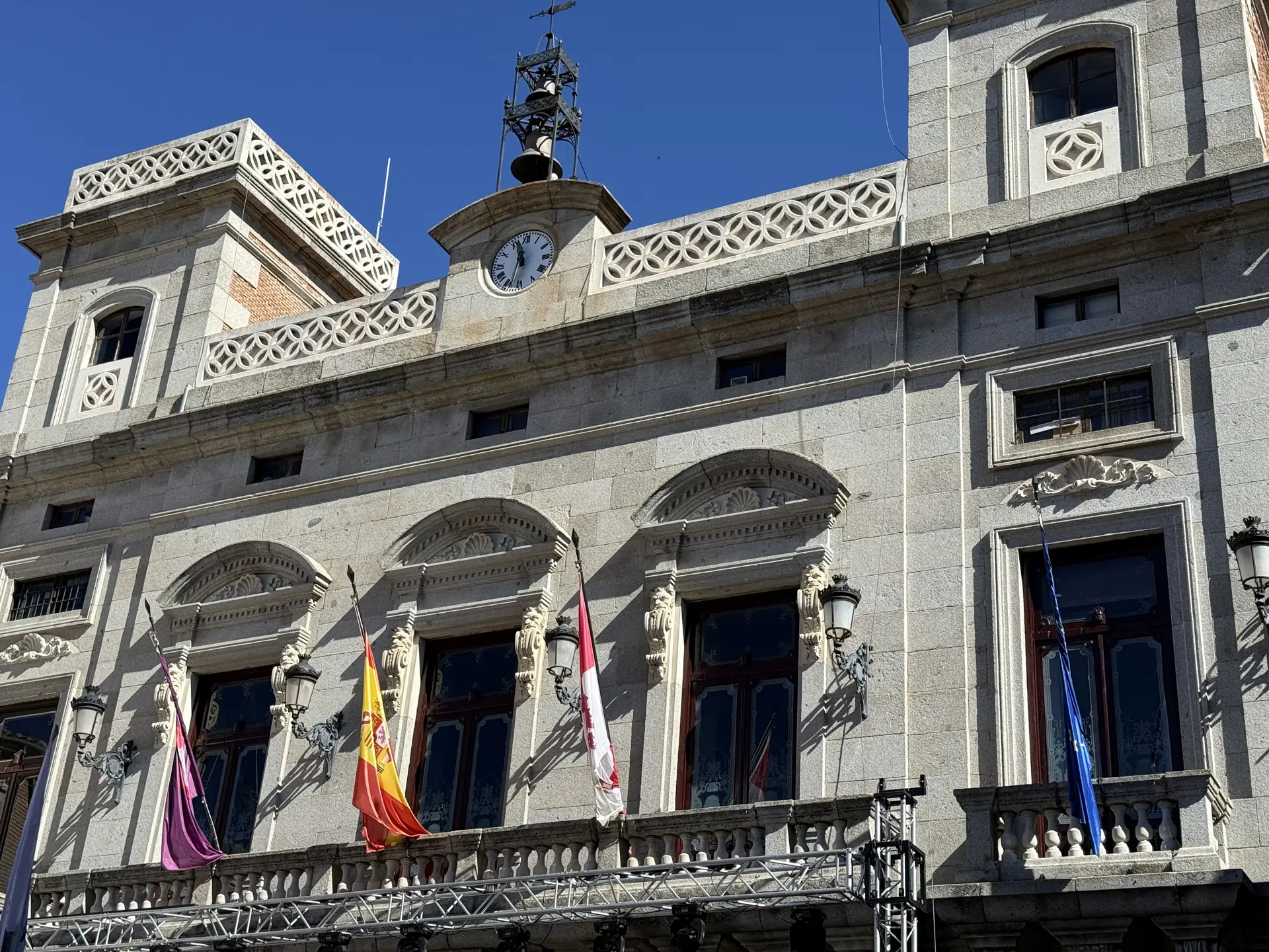 Fachada de granito del Ayuntamiento de Ávila en el Mercado Chico, con reloj, campana, banderas y escenario. Foto propia La Maleta Inquieta, septiembre 2026.