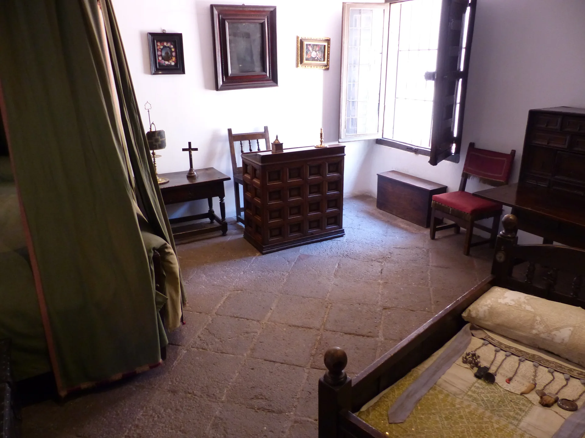 Dormitorio de la Casa Museo de Lope de Vega con cama de dosel, bargueño y muebles del siglo XVII