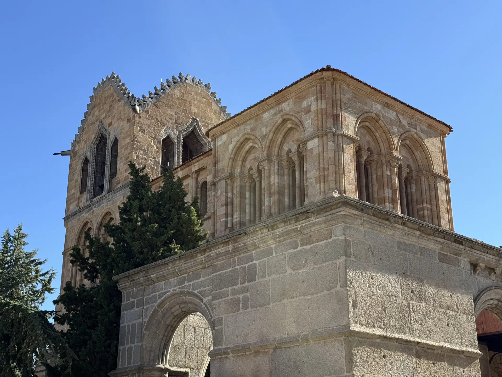 Torre de remate dentado y arquerías románicas de la basílica de San Vicente de Ávila sobre su pórtico sur. Foto propia La Maleta Inquieta, septiembre 2026.