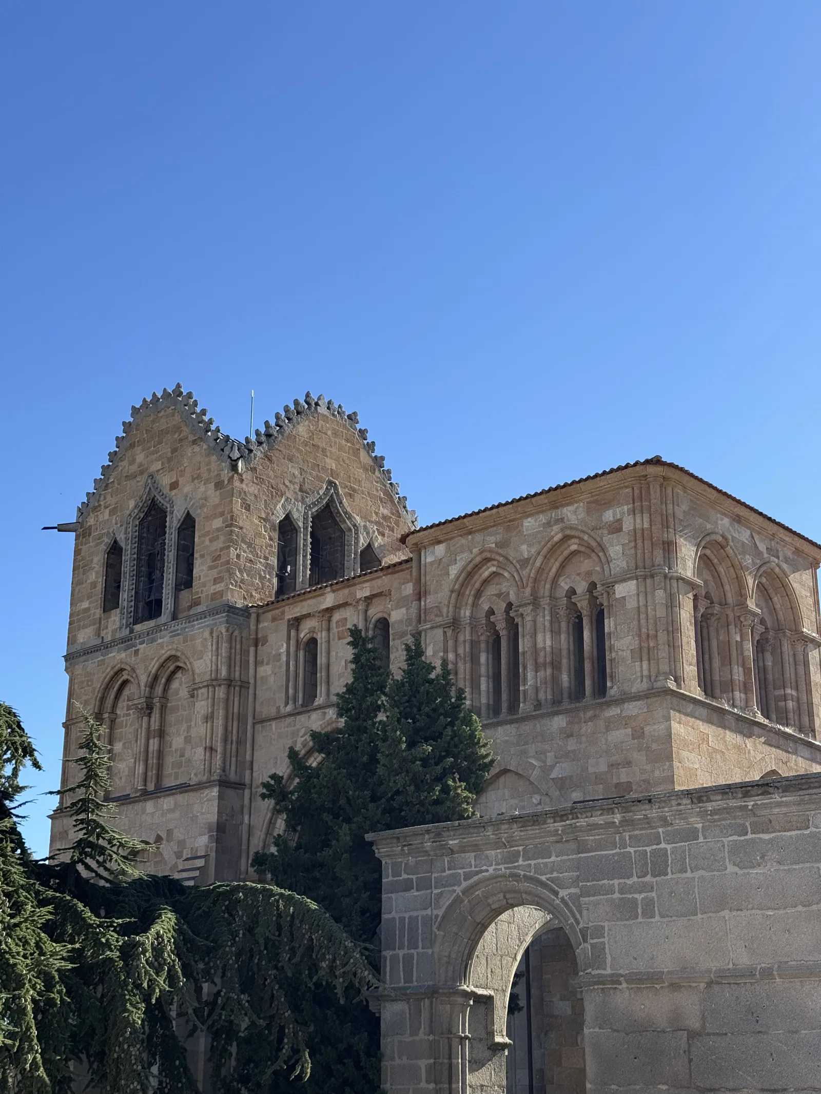 Torres de arenisca de la basílica de San Vicente de Ávila, con arquerías románicas y remate dentado. Foto propia La Maleta Inquieta, septiembre 2026.