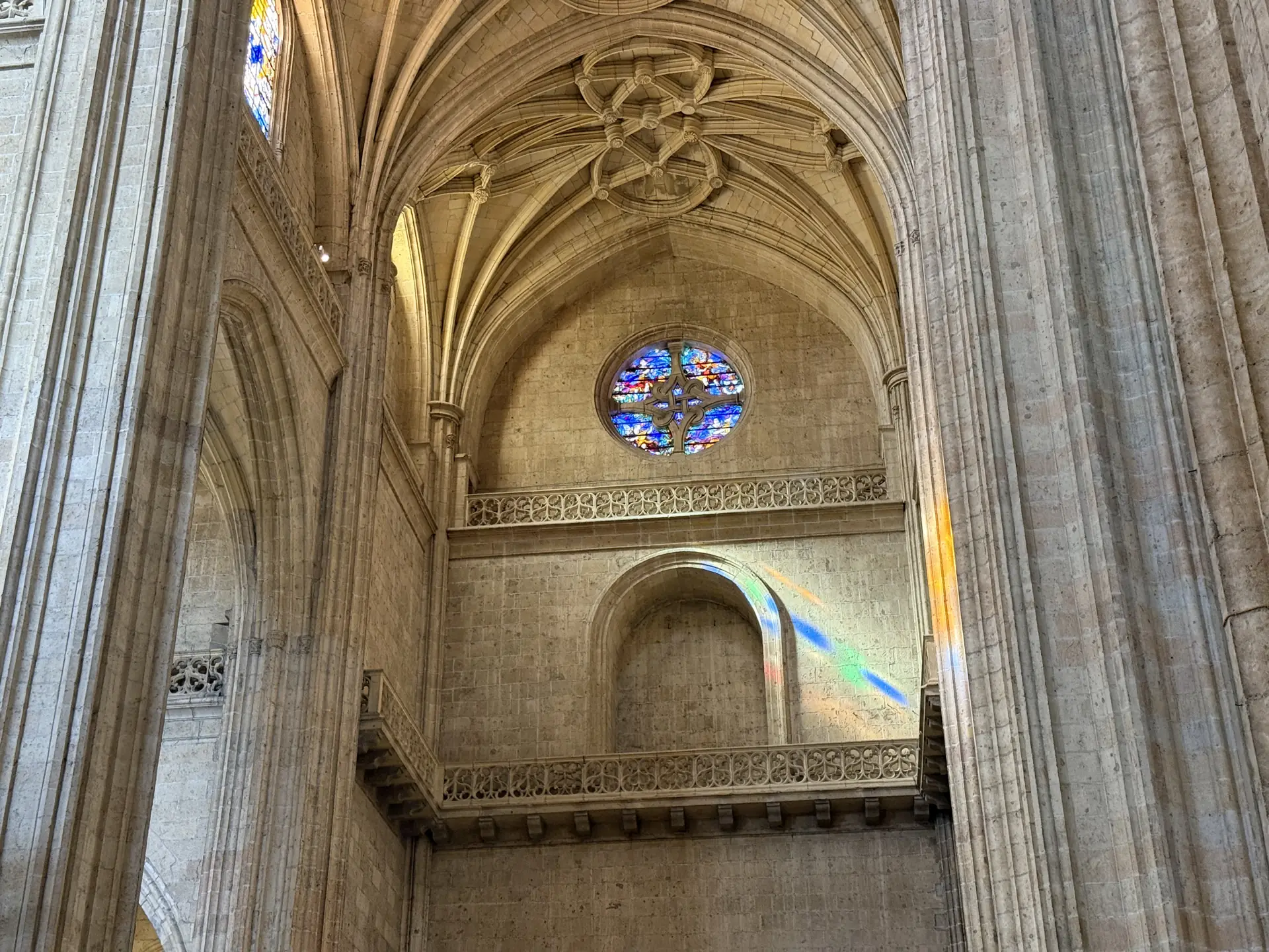 Bóveda de crucería gótica con rosetón circular y vidrieras de colores en la Catedral de Segovia. Foto propia La Maleta Inquieta, septiembre 2026.