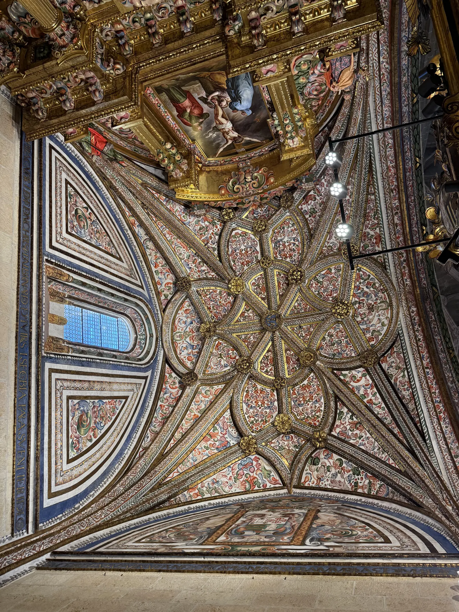Bóveda ricamente decorada con frescos de colores, molduras doradas y motivos vegetales en la Catedral. Foto propia La Maleta Inquieta, septiembre 2026.