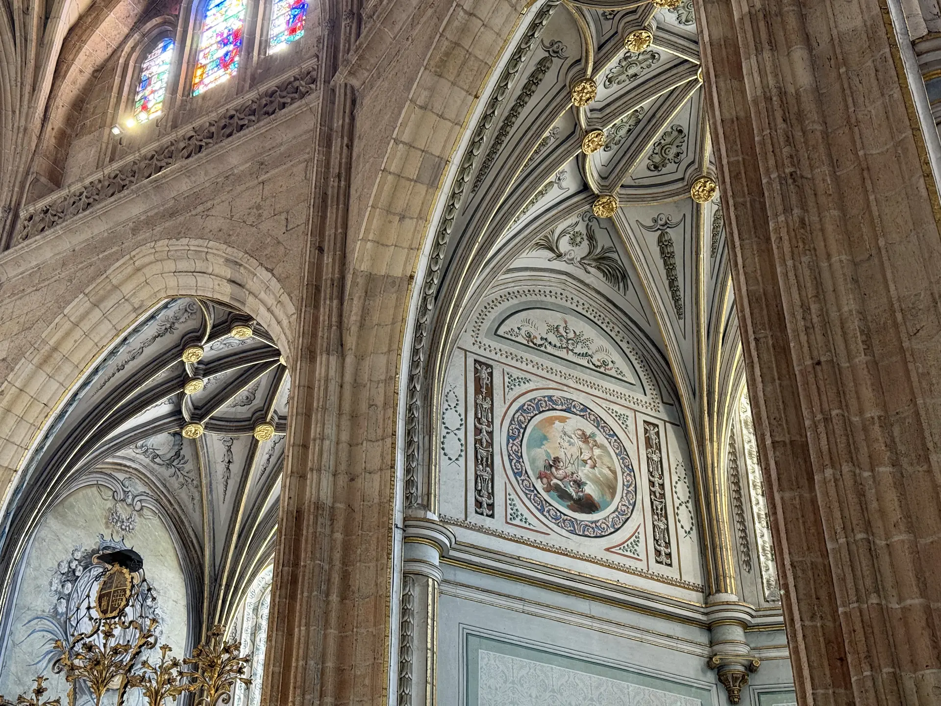 Bóveda de capilla de la Catedral con frescos, medallón central y molduras doradas sobre fondo azul y crema. Foto propia La Maleta Inquieta, septiembre 2026.