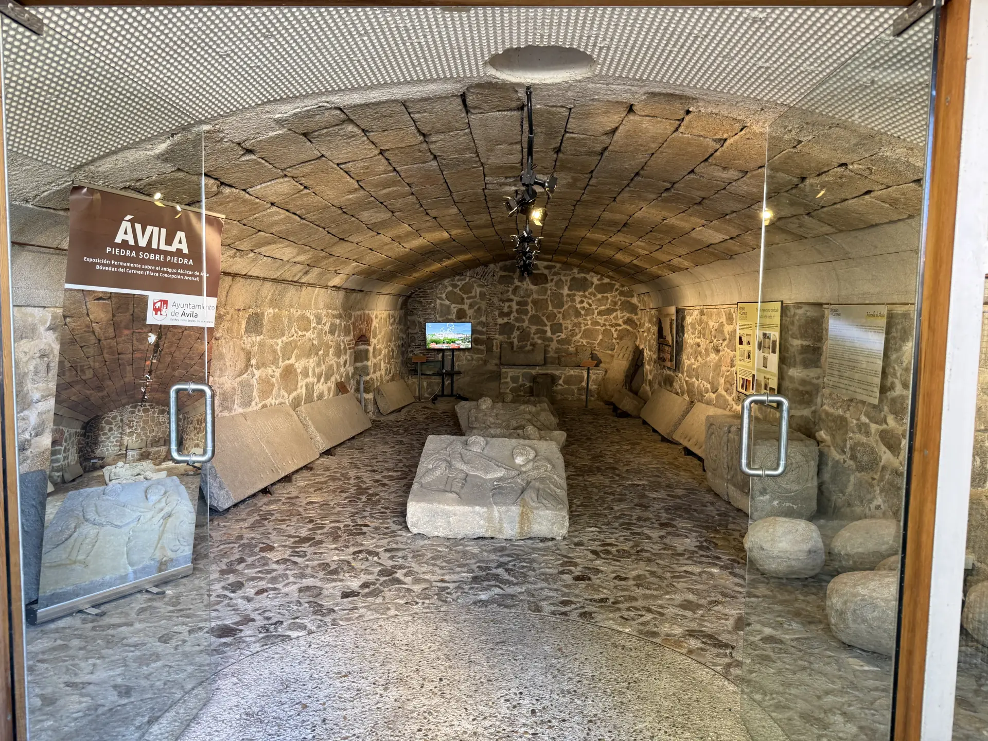 Sala abovedada de las Bóvedas del Carmen de Ávila con piedras del antiguo Alcázar y el cartel Piedra sobre piedra. Foto propia La Maleta Inquieta, septiembre 2026.