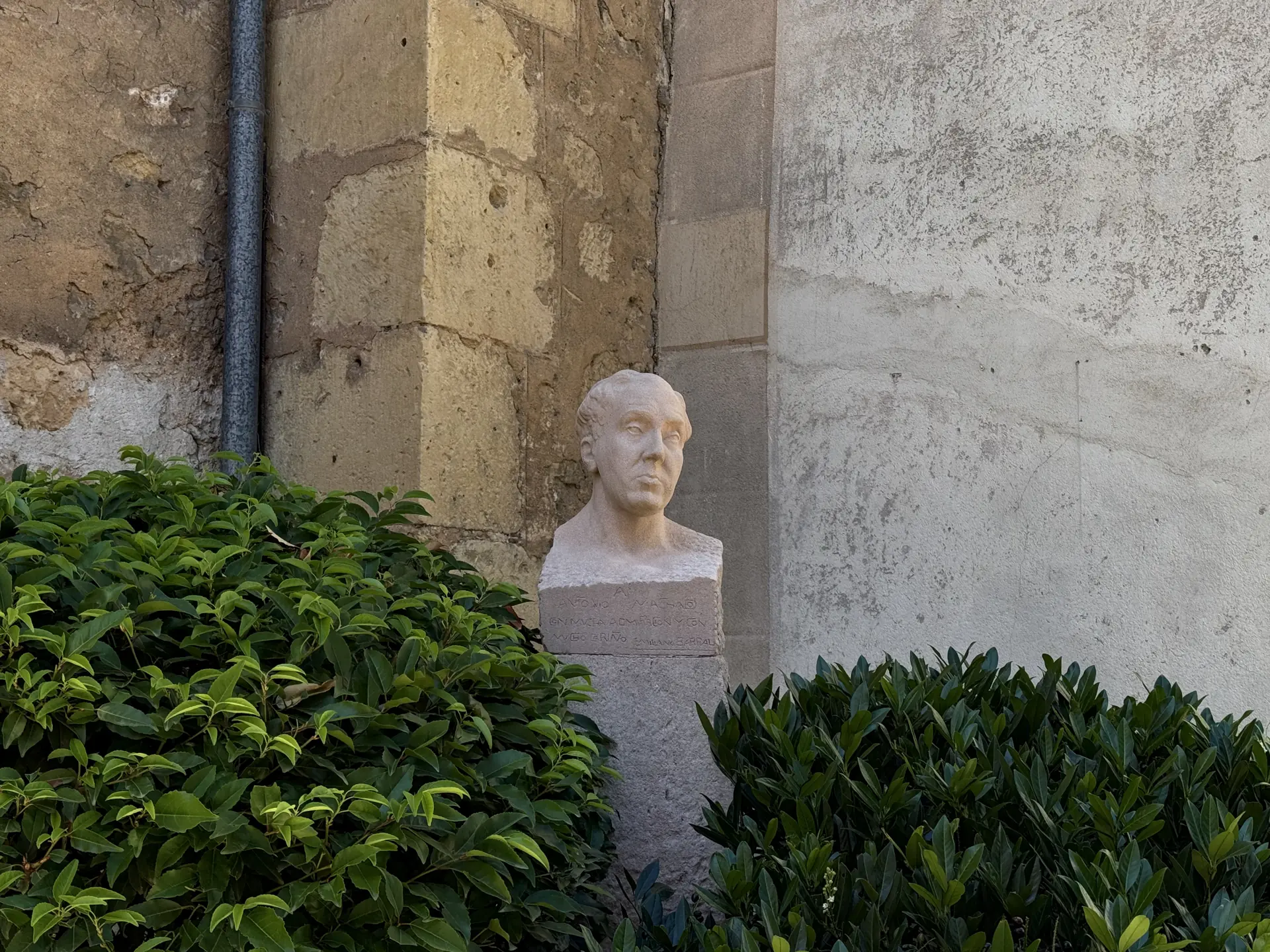 Busto de piedra de Antonio Machado en el jardín de su casa-museo de Segovia. Foto propia La Maleta Inquieta, septiembre 2026.