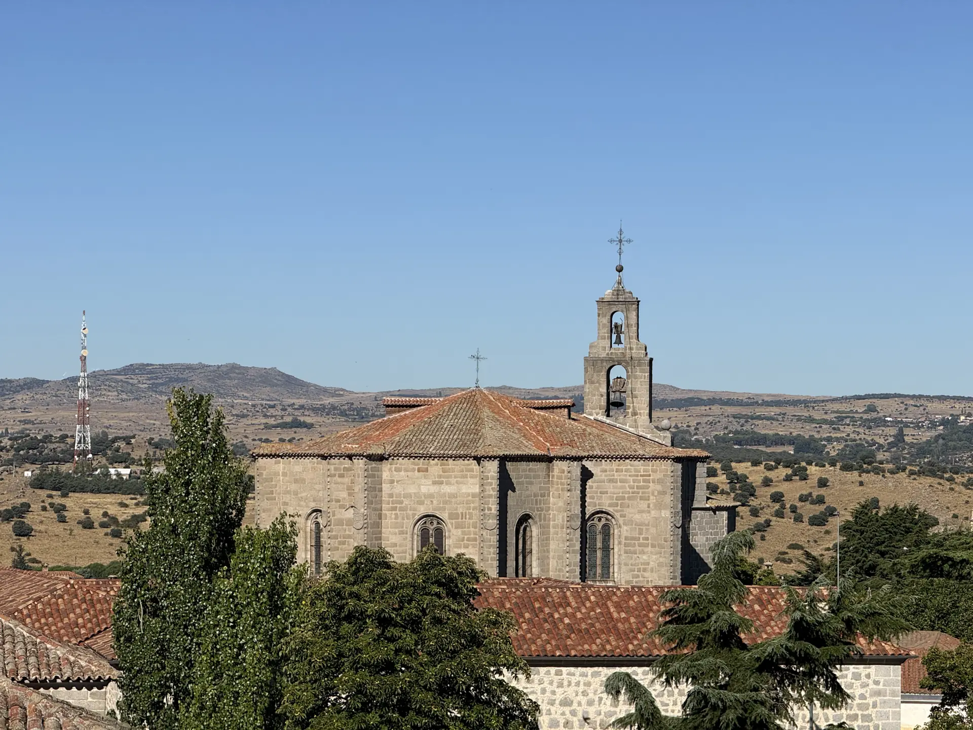 Cabecera gótica de la capilla de Mosén Rubí con su campanario, vista desde la muralla de Ávila y campos detrás. Foto propia La Maleta Inquieta, septiembre 2026.