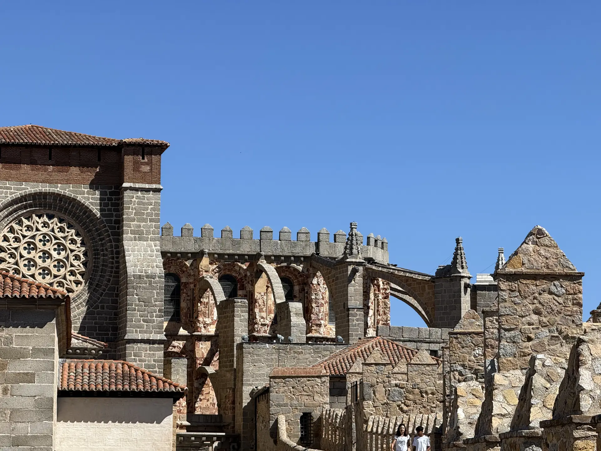 Cabecera de la catedral de Ávila con arbotantes, rosetón y piedra sangrante, vista desde el adarve de la muralla. Foto propia La Maleta Inquieta, septiembre 2026.