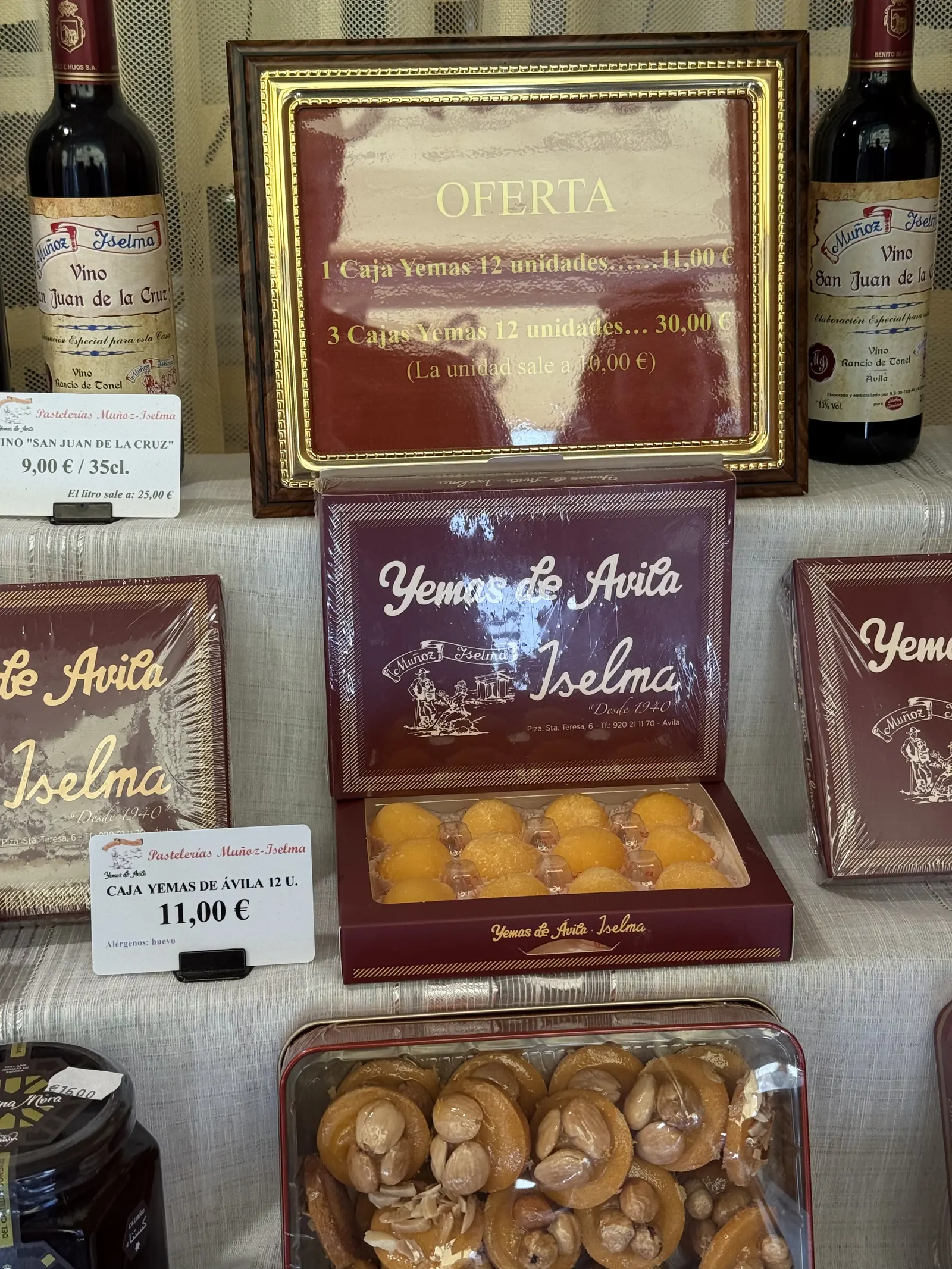 Caja abierta de doce yemas de Ávila de Muñoz-Iselma con etiqueta de 11 euros y cartel de oferta. Foto propia La Maleta Inquieta, septiembre 2026.