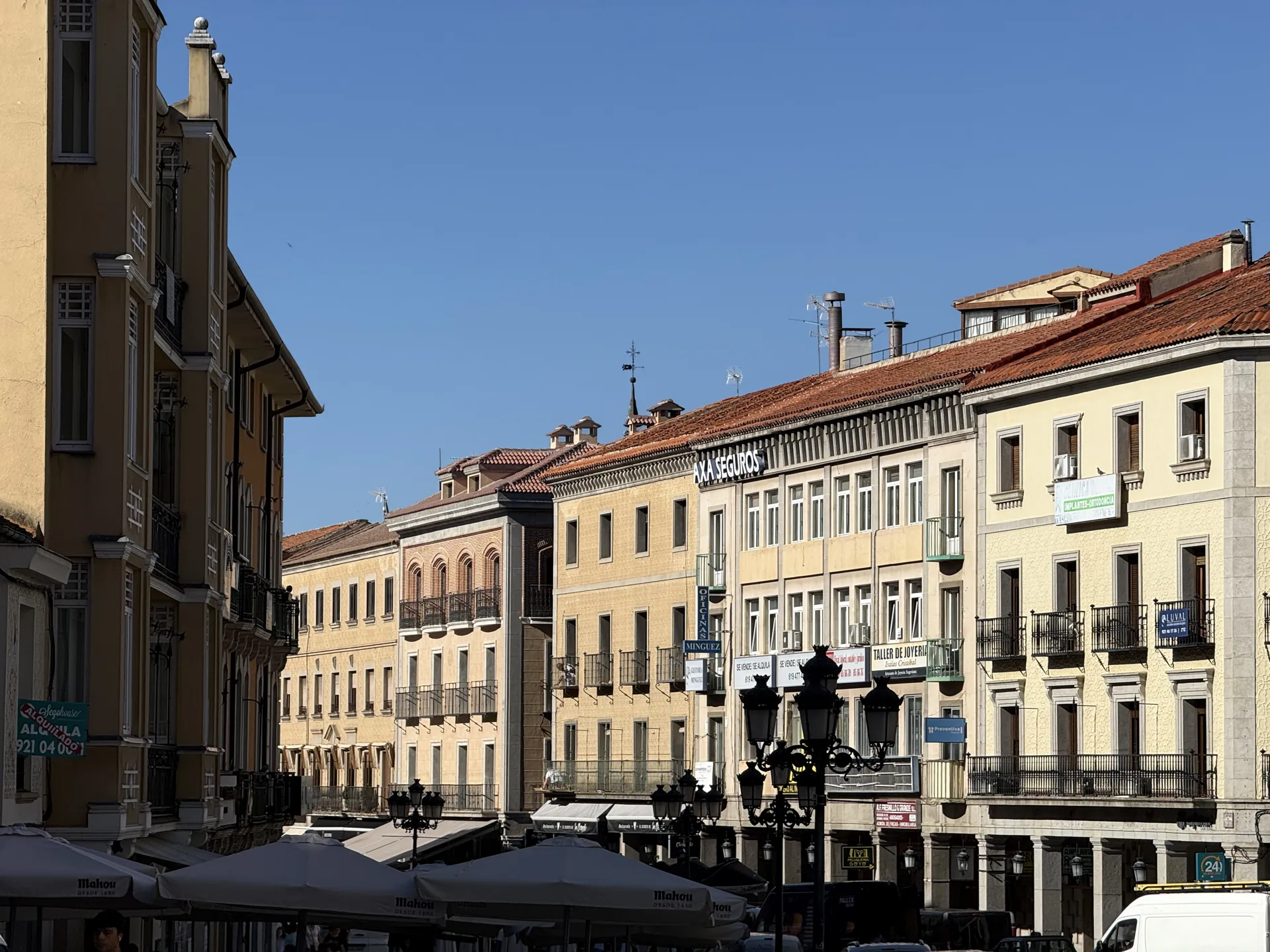 Calle del casco histórico de Segovia con terrazas de restaurantes a ambos lados. Foto propia La Maleta Inquieta, septiembre 2026