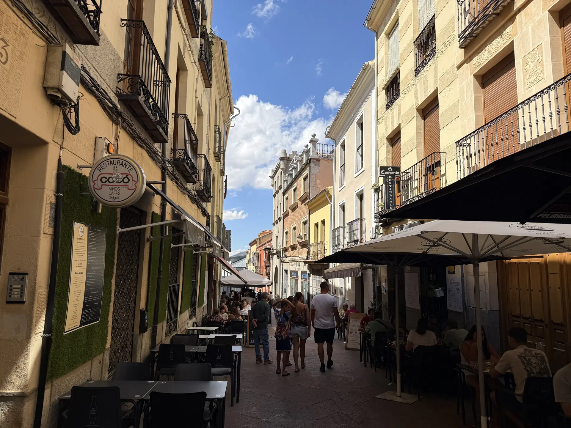 Calle Vallespín de Ávila con las terrazas de los restaurantes Cocó y El Convento, sus pizarras de menú y balcones. Foto propia La Maleta Inquieta, septiembre 2026