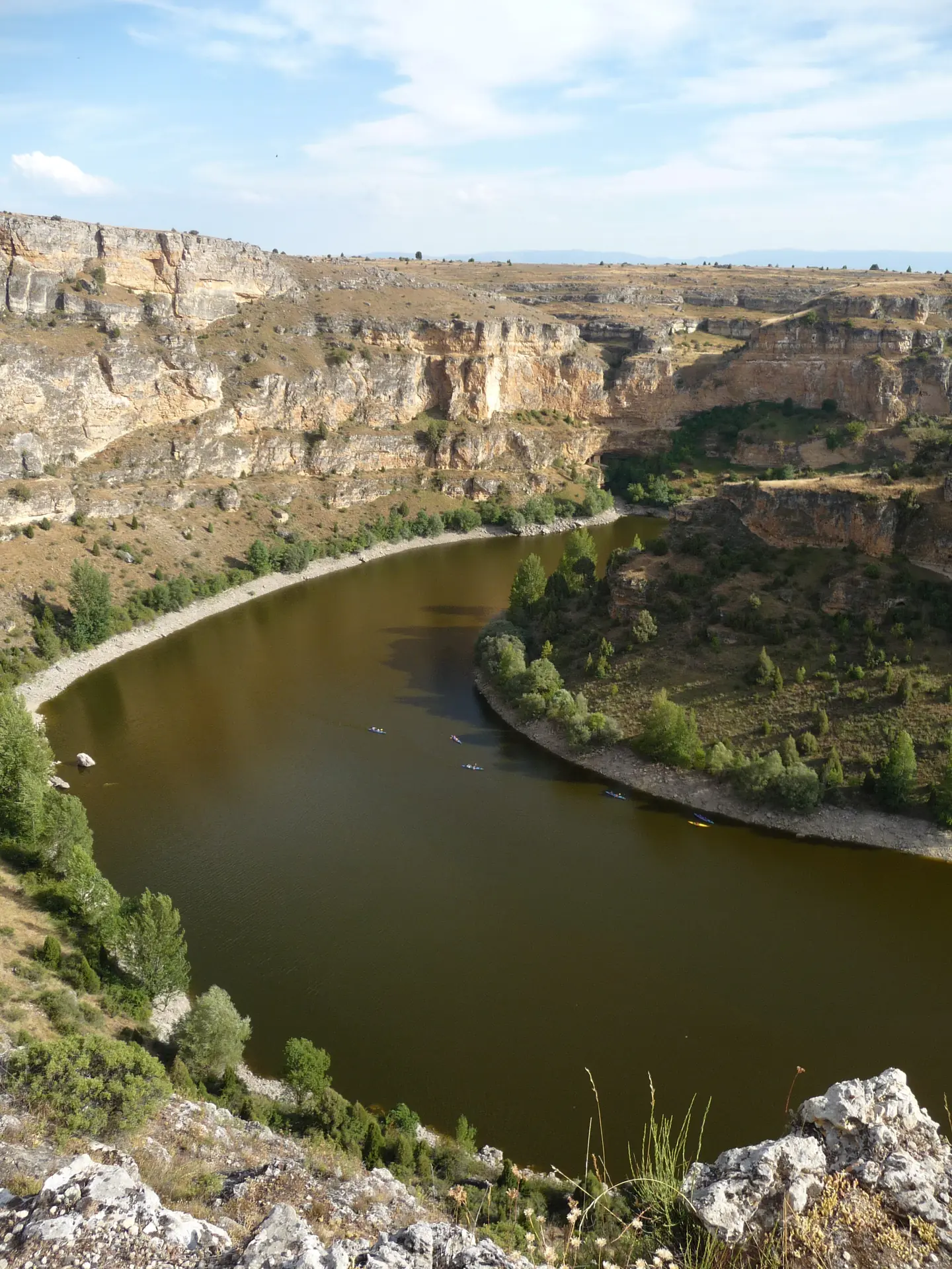 Canoas navegando por el rio Duraton entre los cortados de las Hoces, en la provincia de Segovia.