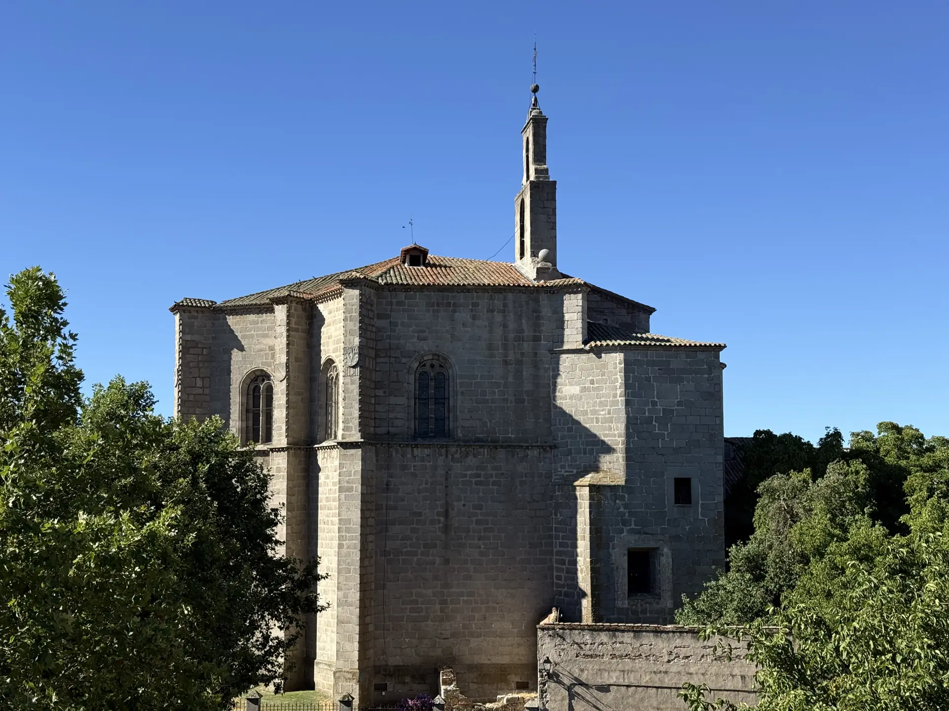 Capilla de Mosén Rubí de Ávila, de granito, con su cabecera gótica y el esbelto campanario rematado en chapitel. Foto propia La Maleta Inquieta, septiembre 2026.