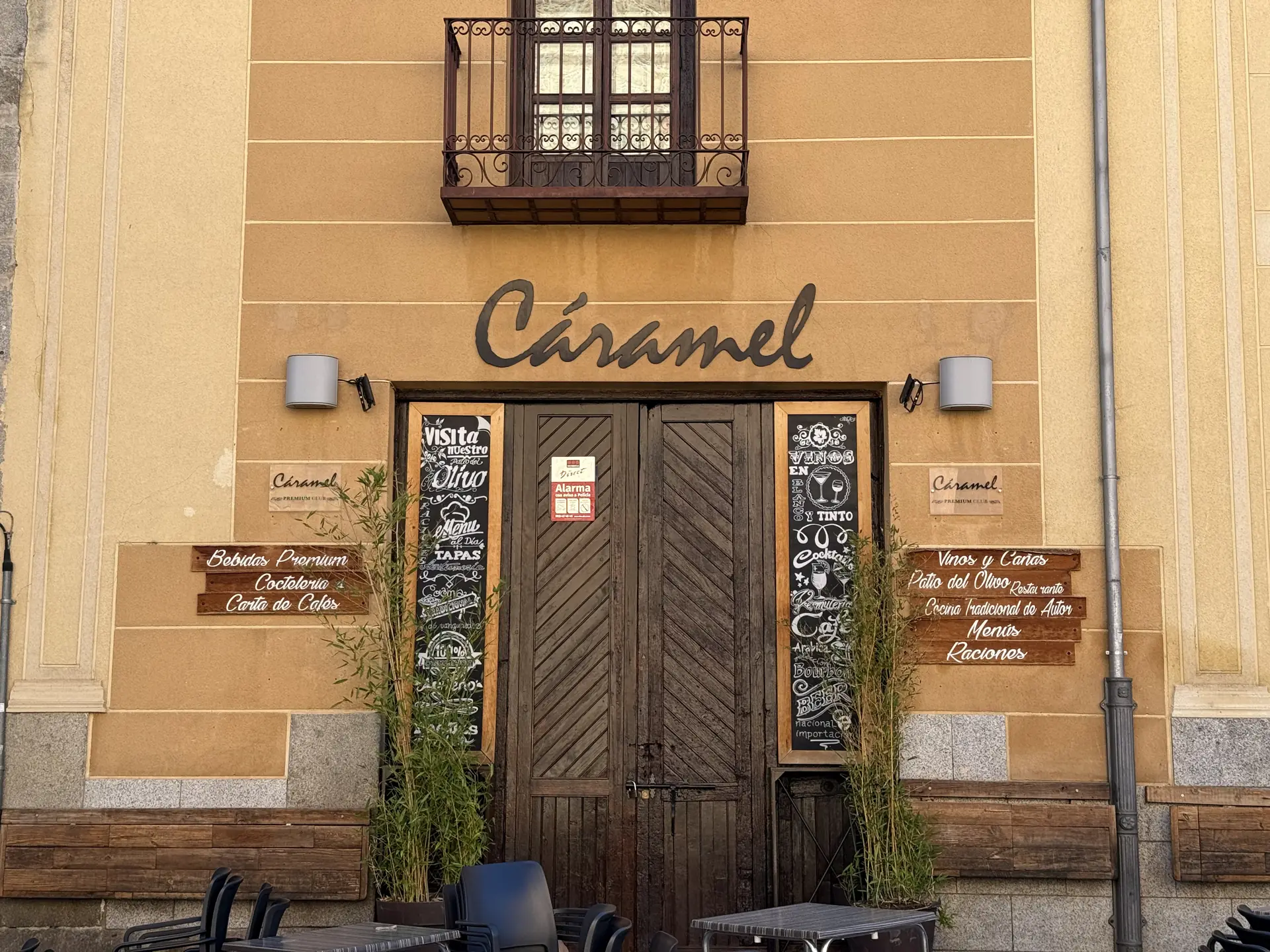 Fachada de Cáramel y del restaurante Patio del Olivo en Ávila, con pizarras de vinos, menús y raciones. Foto propia La Maleta Inquieta, septiembre 2026