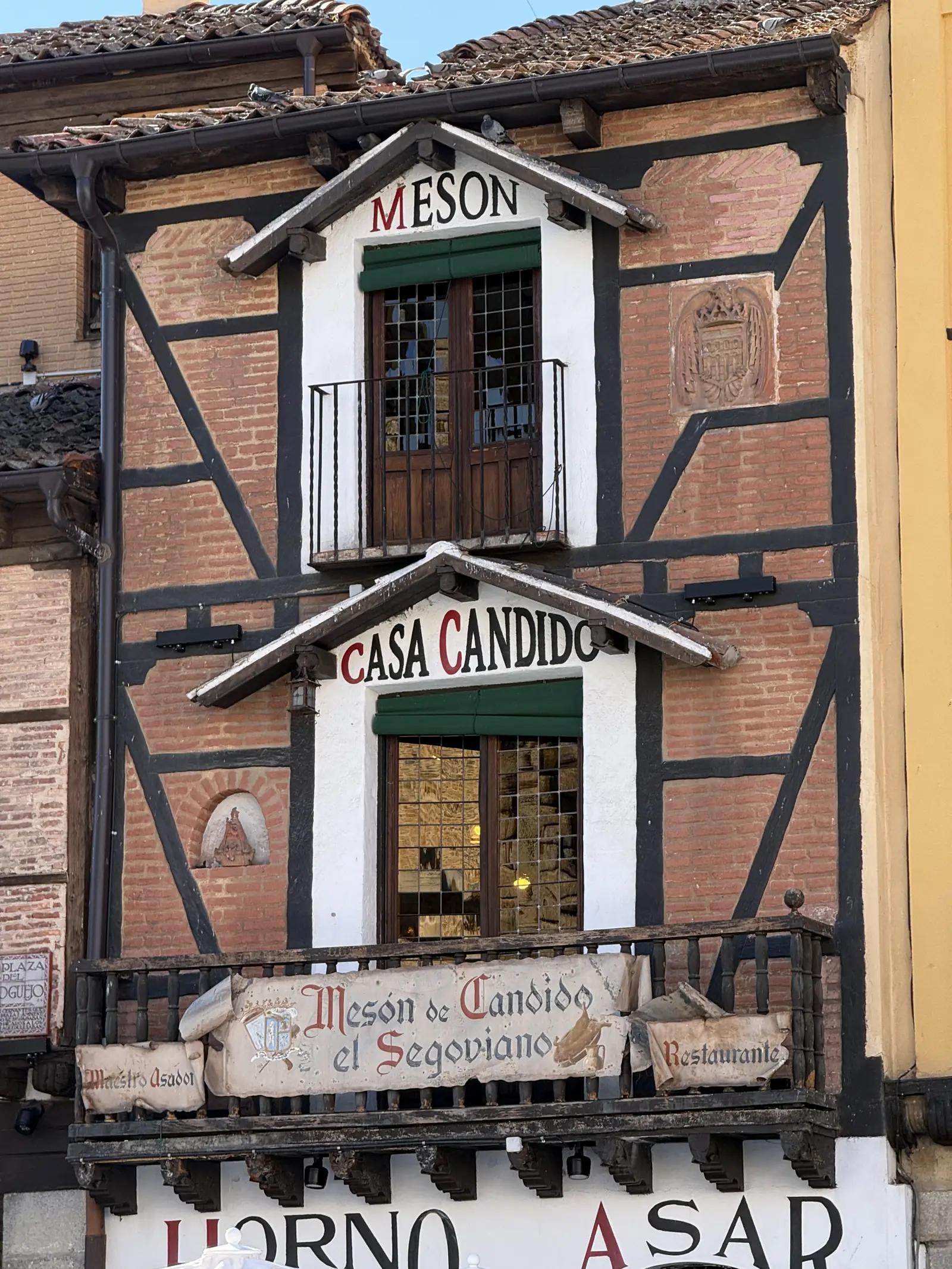 Fachada de un mesón de cochinillo asado del casco histórico de Segovia, sin carta con precios a la vista. Foto propia La Maleta Inquieta, septiembre 2026