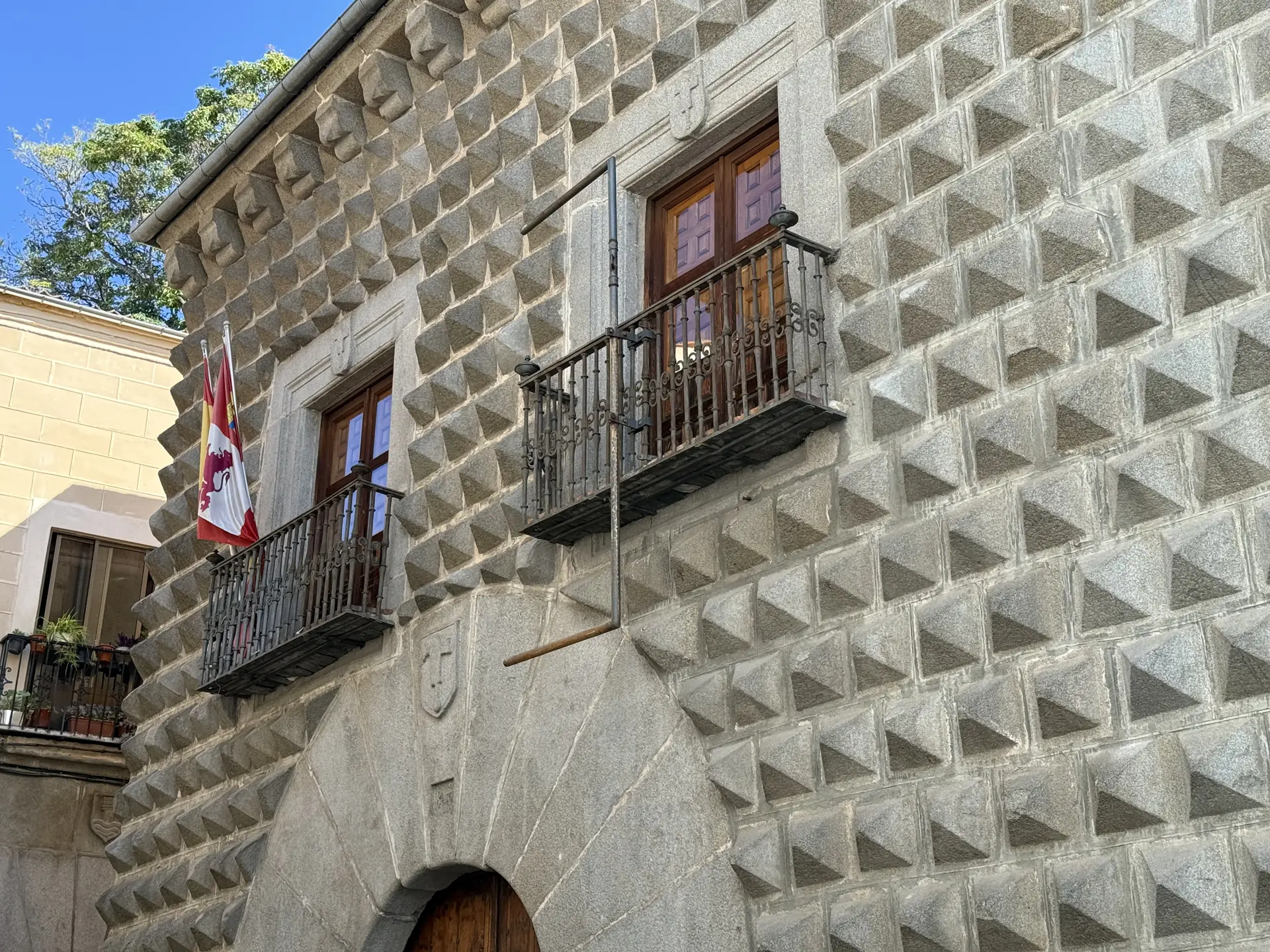 Fachada de la Casa de los Picos de Segovia, con sus puntas de diamante talladas en granito. Foto propia La Maleta Inquieta, octubre 2026