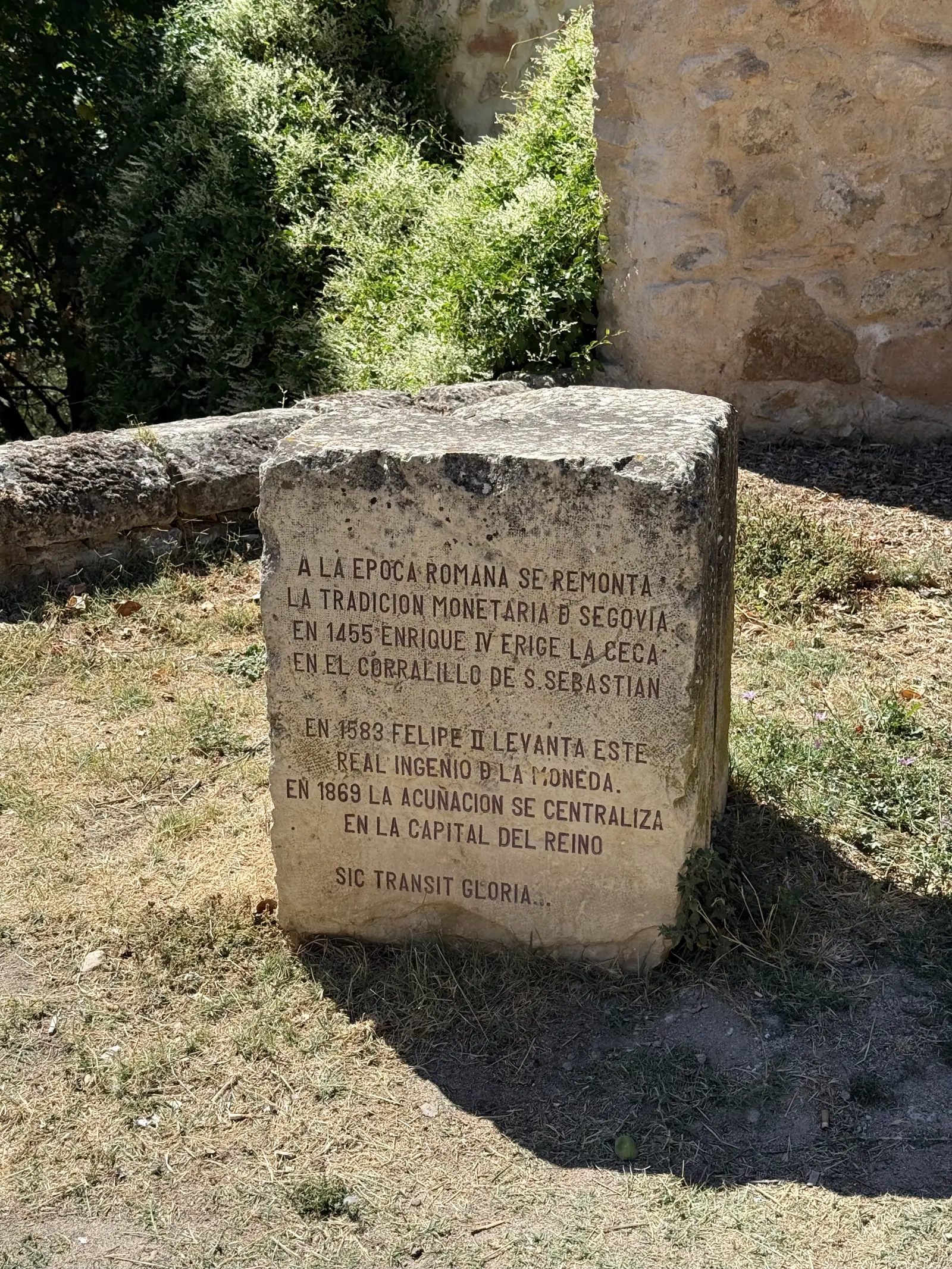 Monolito con la historia monetaria en el recinto de la Real Casa de Moneda de Segovia. Foto propia La Maleta Inquieta, septiembre 2026.