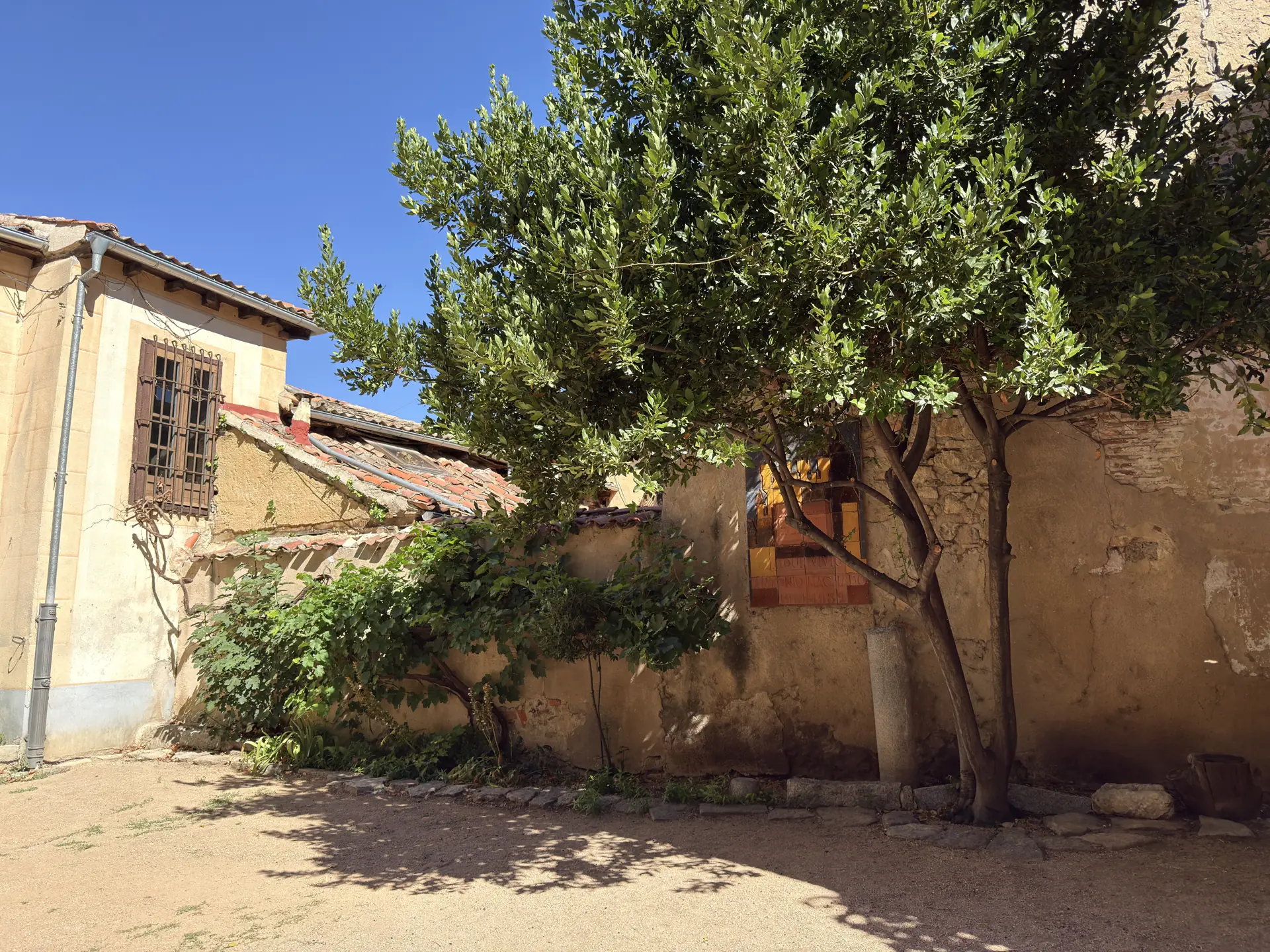 Patio interior de la Casa-Museo de Antonio Machado en Segovia, con árboles y la fachada antigua. Foto propia La Maleta Inquieta, septiembre 2026.