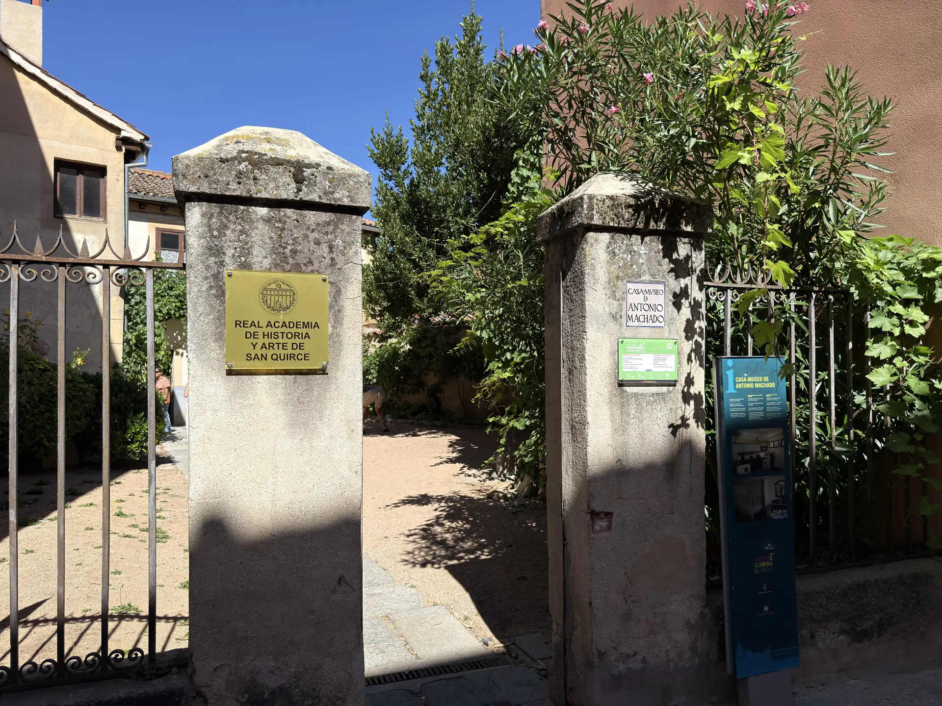Pilares de piedra de la entrada a la Casa-Museo de Machado y a la Real Academia de Historia y Arte. Foto propia La Maleta Inquieta, septiembre 2026.