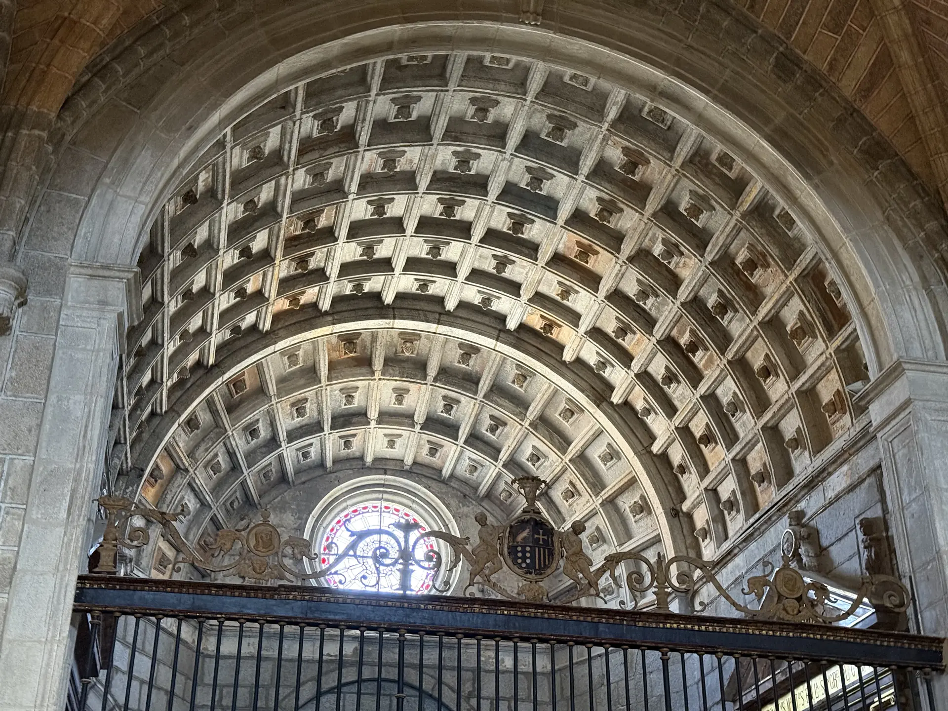 Bóveda renacentista de casetones sobre la reja con escudo de la capilla de San Antolín, en la catedral de Ávila. Foto propia La Maleta Inquieta, septiembre 2026.