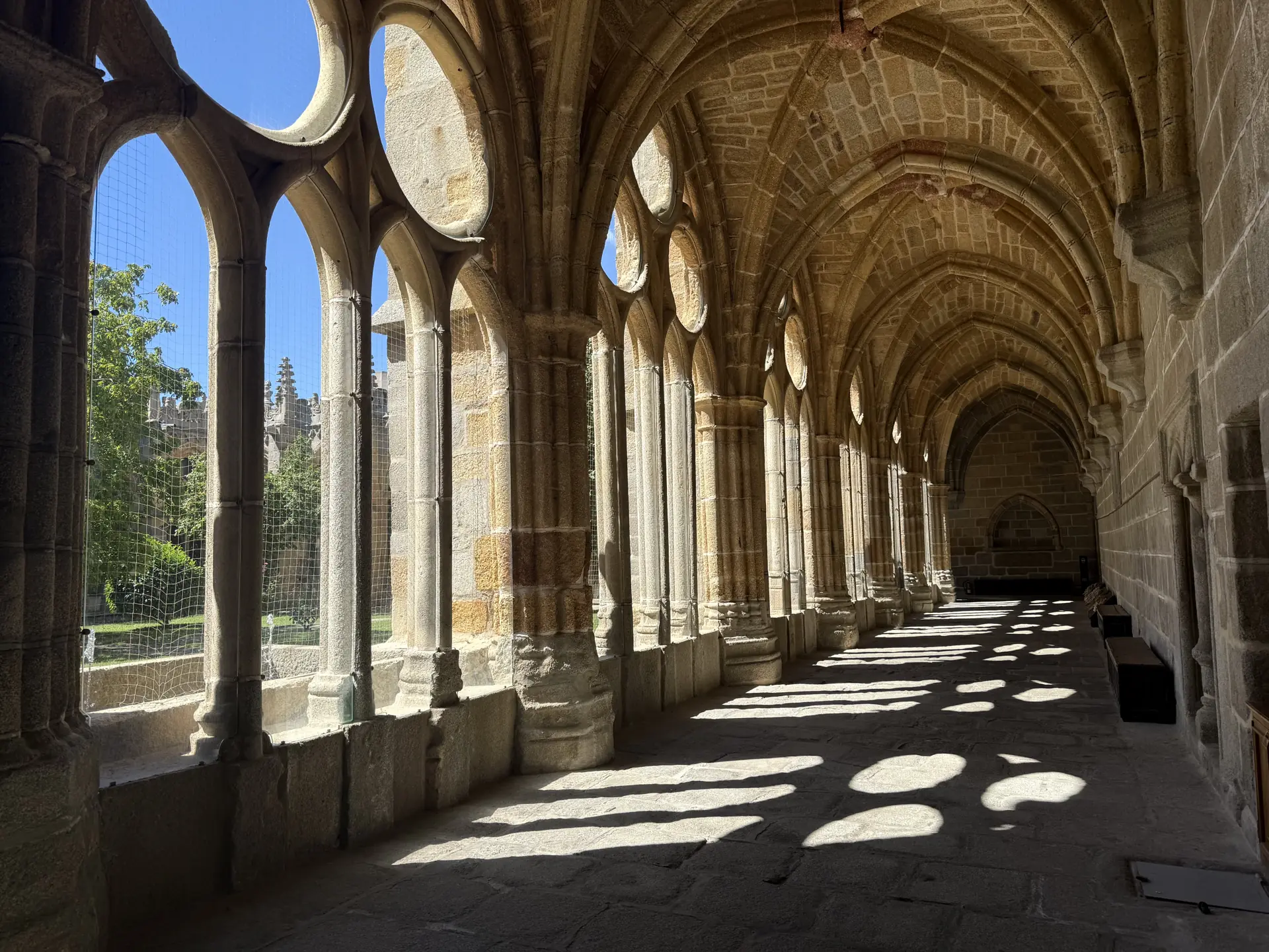 Galería del claustro de la catedral de Ávila con bóvedas de crucería y sombras redondas de sus óculos. Foto propia La Maleta Inquieta, septiembre 2026.
