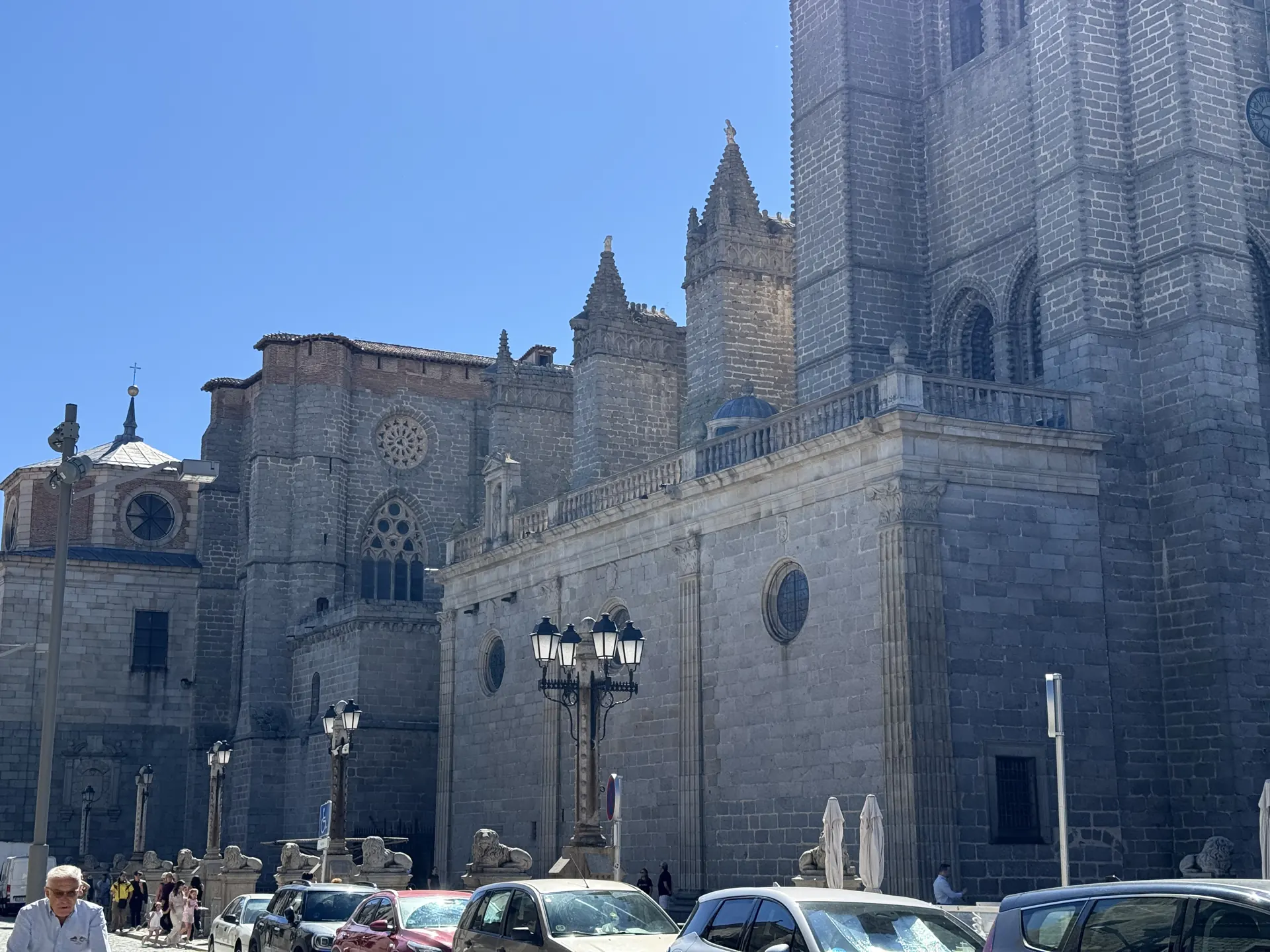 Costado norte de la catedral de Ávila, con rosetón, ventanal gótico, balaustrada y leones sobre pilares. Foto propia La Maleta Inquieta, septiembre 2026.