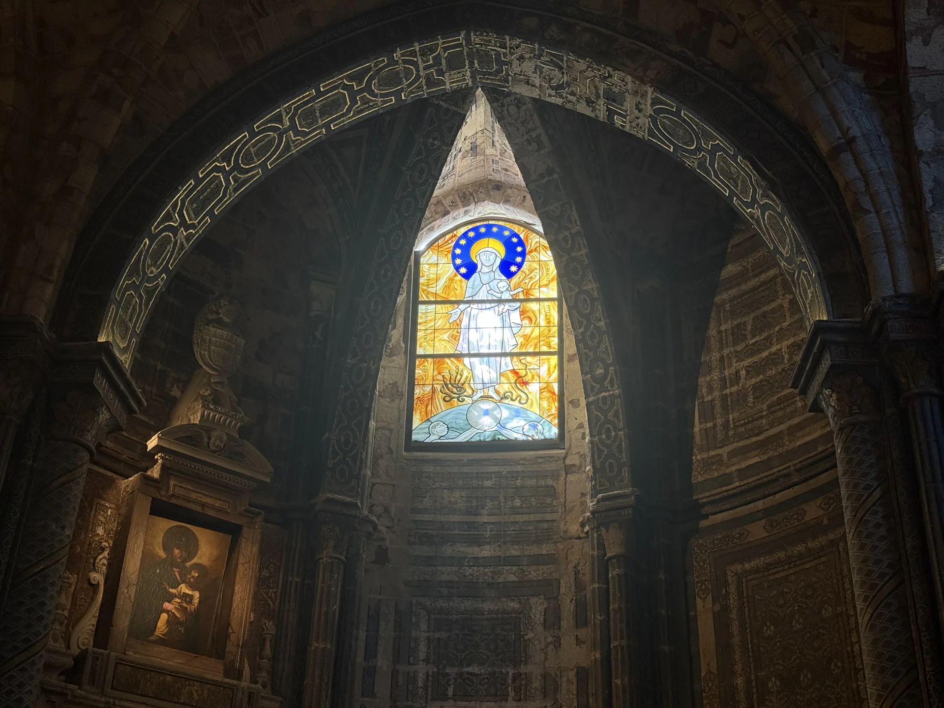 Vidriera moderna de la Virgen con el Niño sobre el mundo y la serpiente en la girola de la catedral de Ávila. Foto propia La Maleta Inquieta, septiembre 2026.