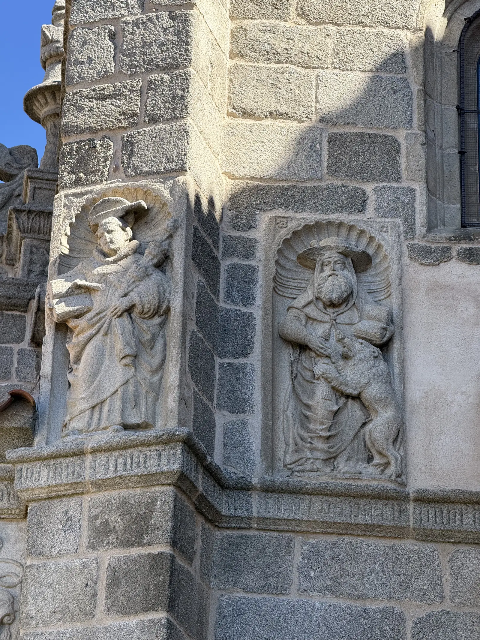 Relieves de santos en hornacinas del exterior de la catedral de Ávila, entre ellos San Jerónimo con el león. Foto propia La Maleta Inquieta, septiembre 2026.