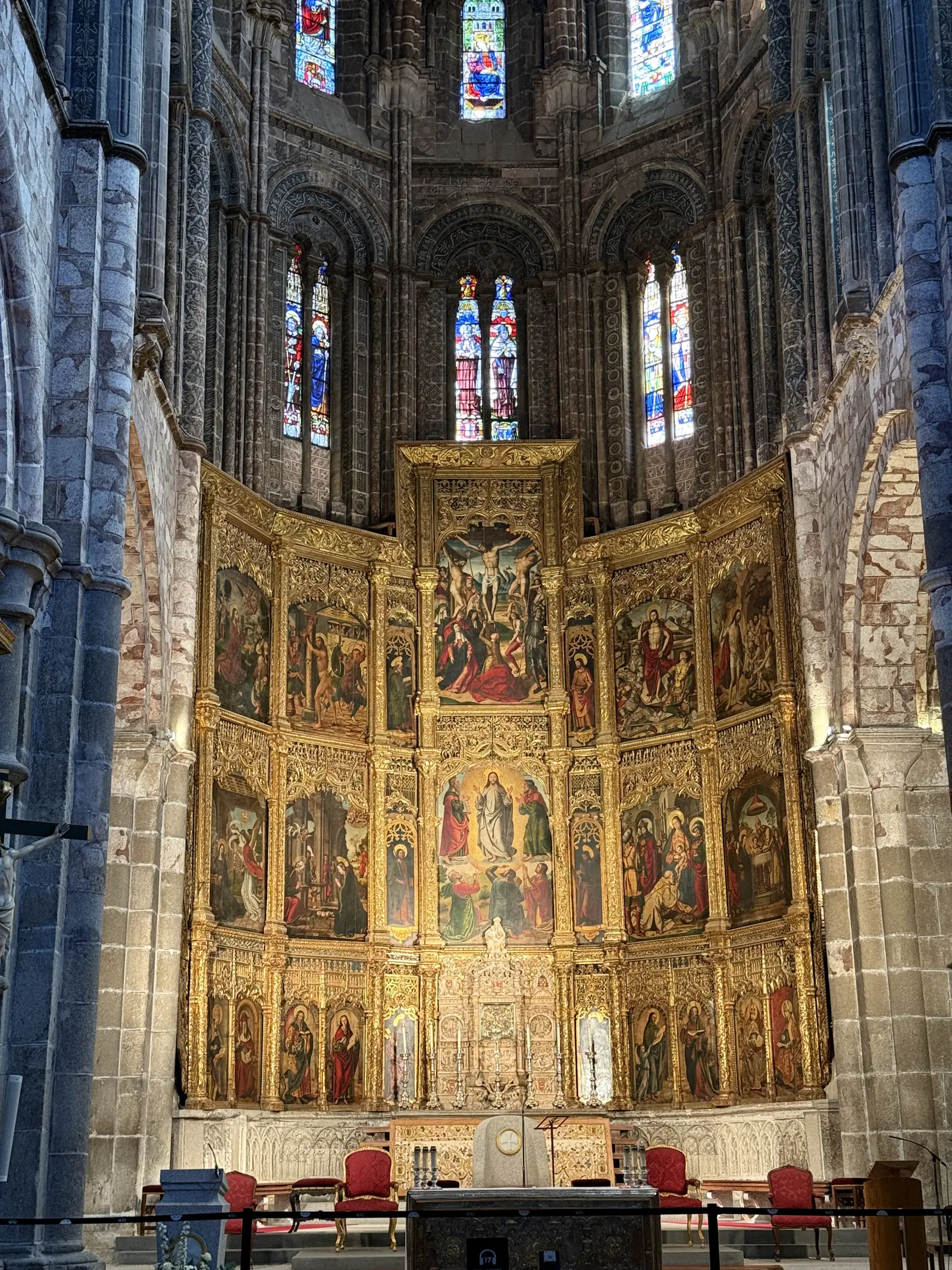Retablo mayor de tablas pintadas y doradas de la catedral de Ávila, con el altar y las vidrieras del ábside. Foto propia La Maleta Inquieta, septiembre 2026.