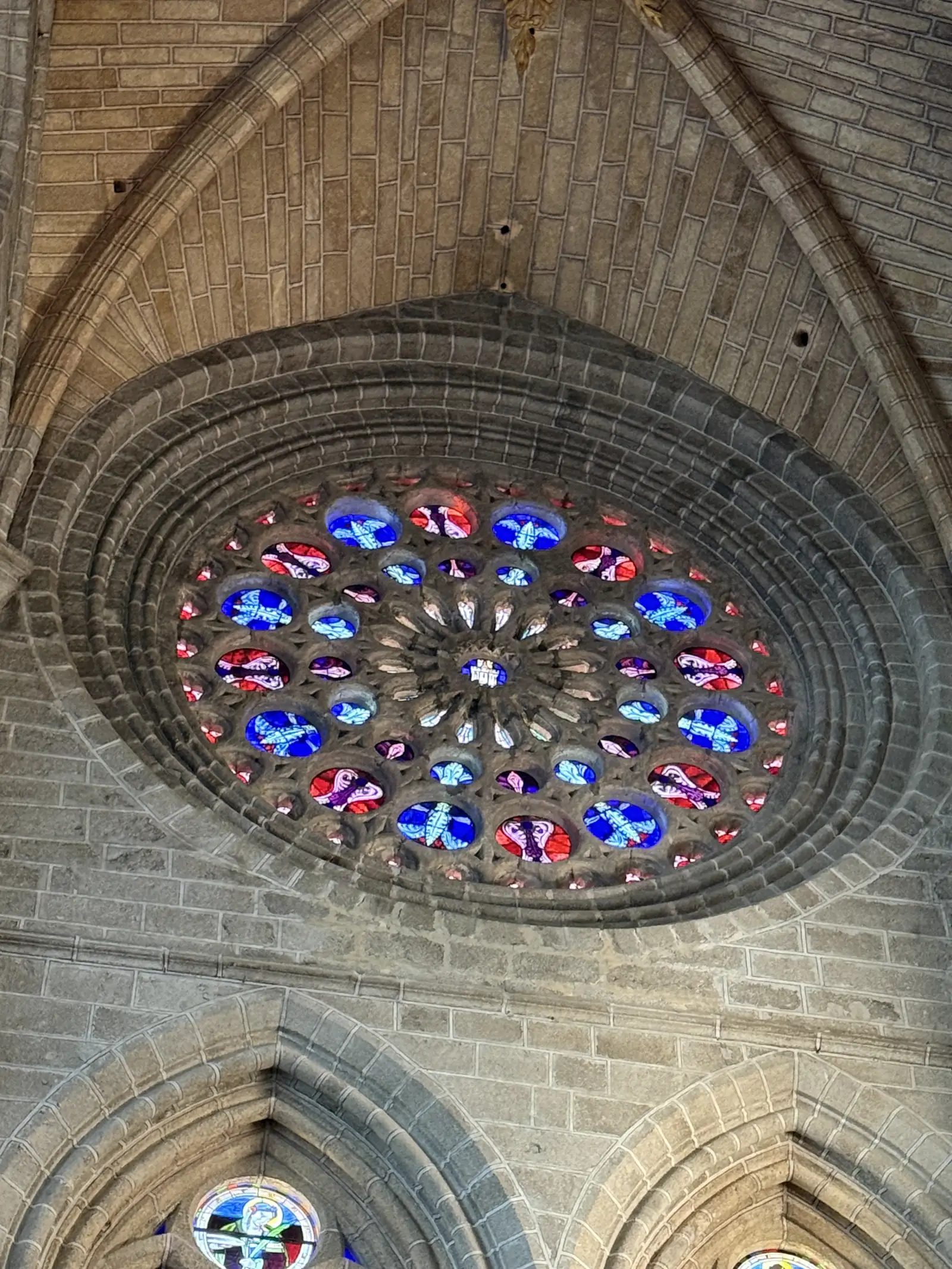 Rosetón gótico con vidrieras azules y rojas en el hastial de un brazo del crucero de la catedral de Ávila. Foto propia La Maleta Inquieta, septiembre 2026.
