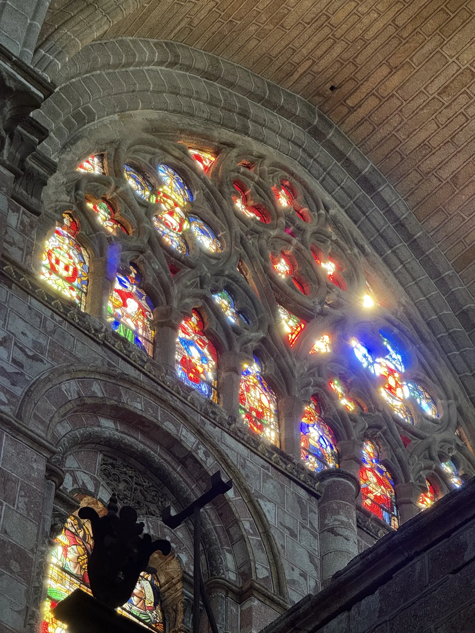 Ventanal gótico de tracería con vidrieras rojas y azules atravesadas por el sol en la catedral de Ávila. Foto propia La Maleta Inquieta, septiembre 2026.