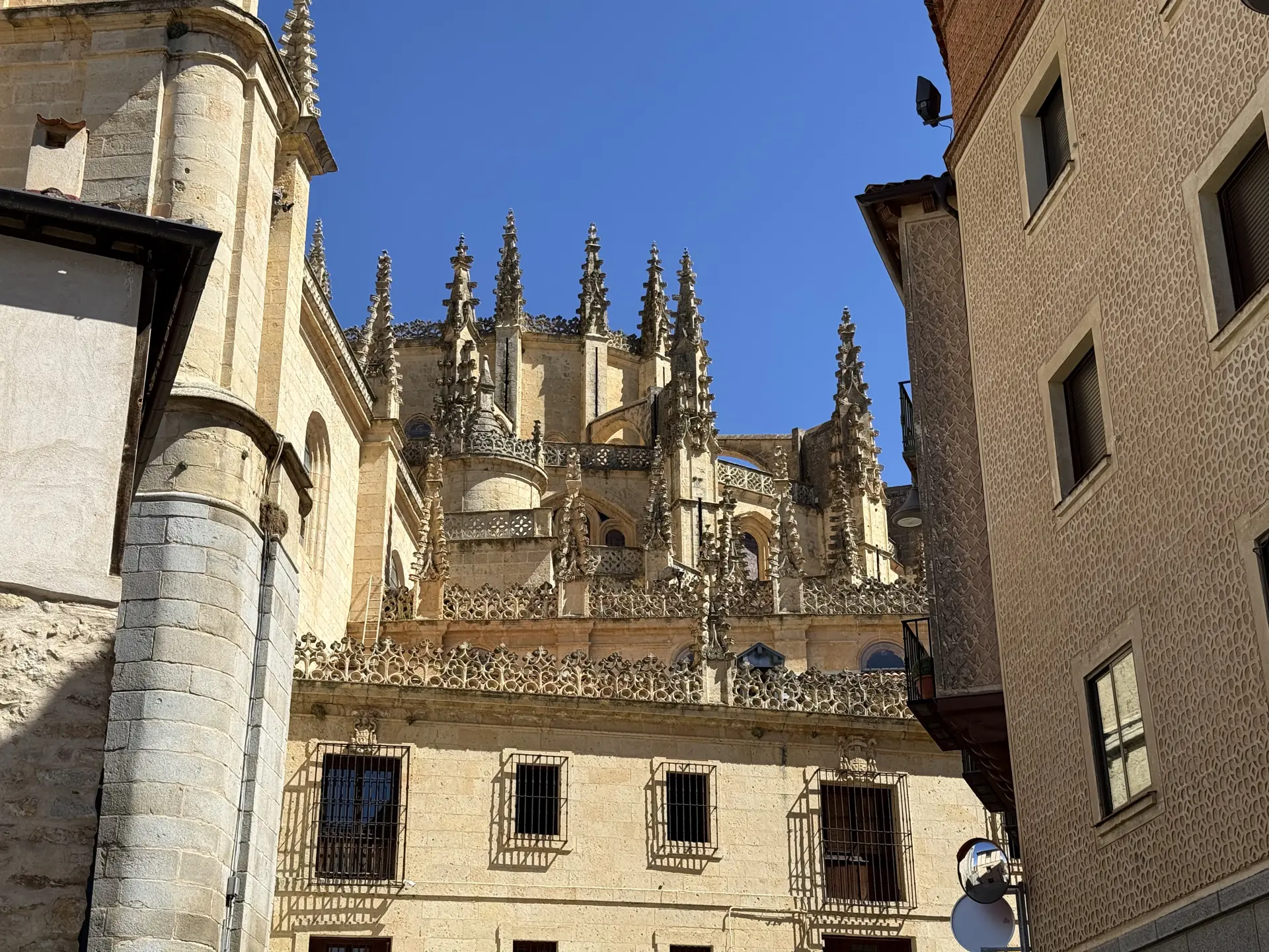 Los pináculos góticos de la catedral de Segovia vistos desde una calle estrecha del casco. Foto propia La Maleta Inquieta, septiembre 2026.