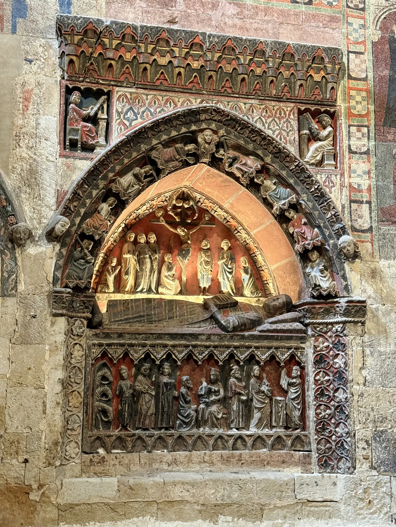 Sepulcro policromado con relieve medieval en la Catedral de Salamanca, Foto propia La Maleta Inquieta, septiembre 2026