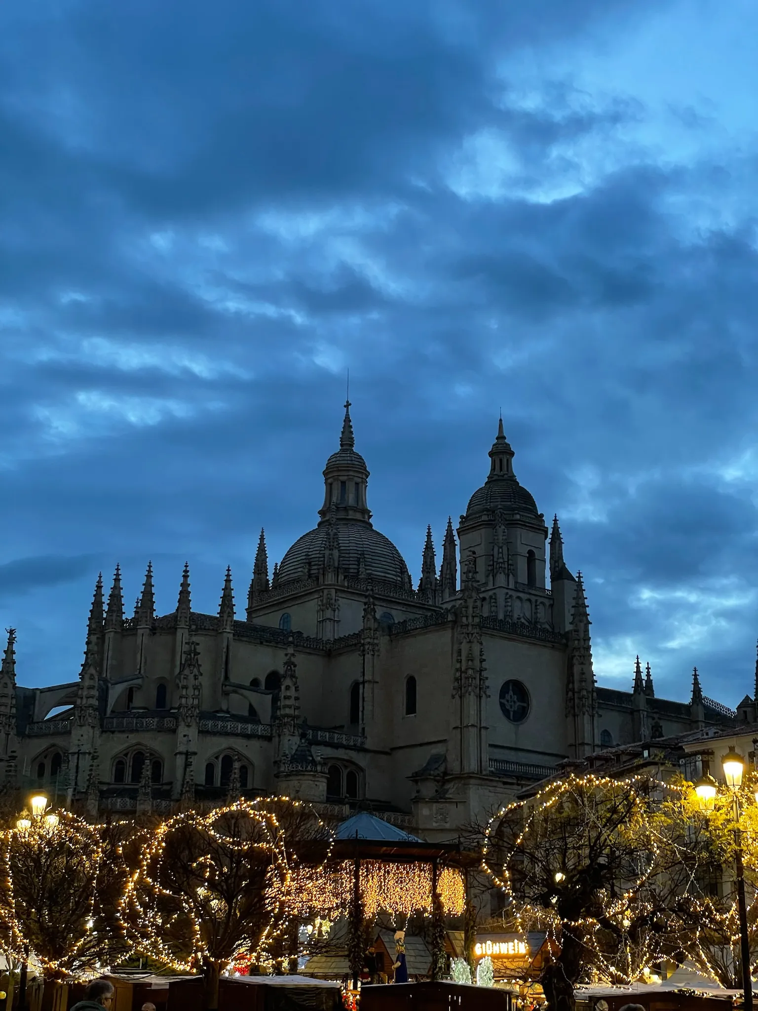 Catedral de Segovia al crepúsculo con mercadillo navideño iluminado en la plaza principal. Foto propia La Maleta Inquieta, octubre 2026