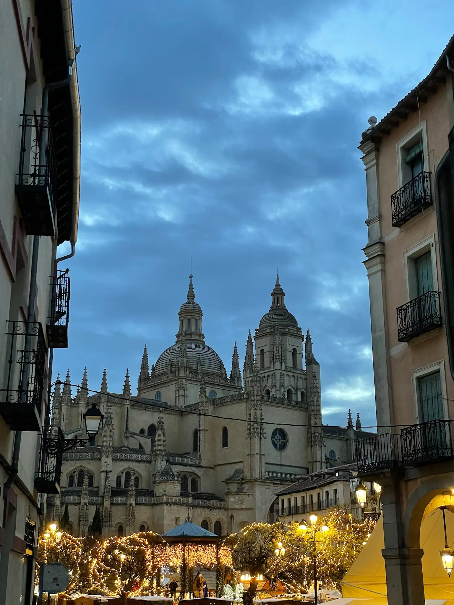 Vista de la Catedral de Segovia desde la plaza con decoración navideña y farolas encendidas al crepúsculo. Foto propia La Maleta Inquieta, octubre 2026
