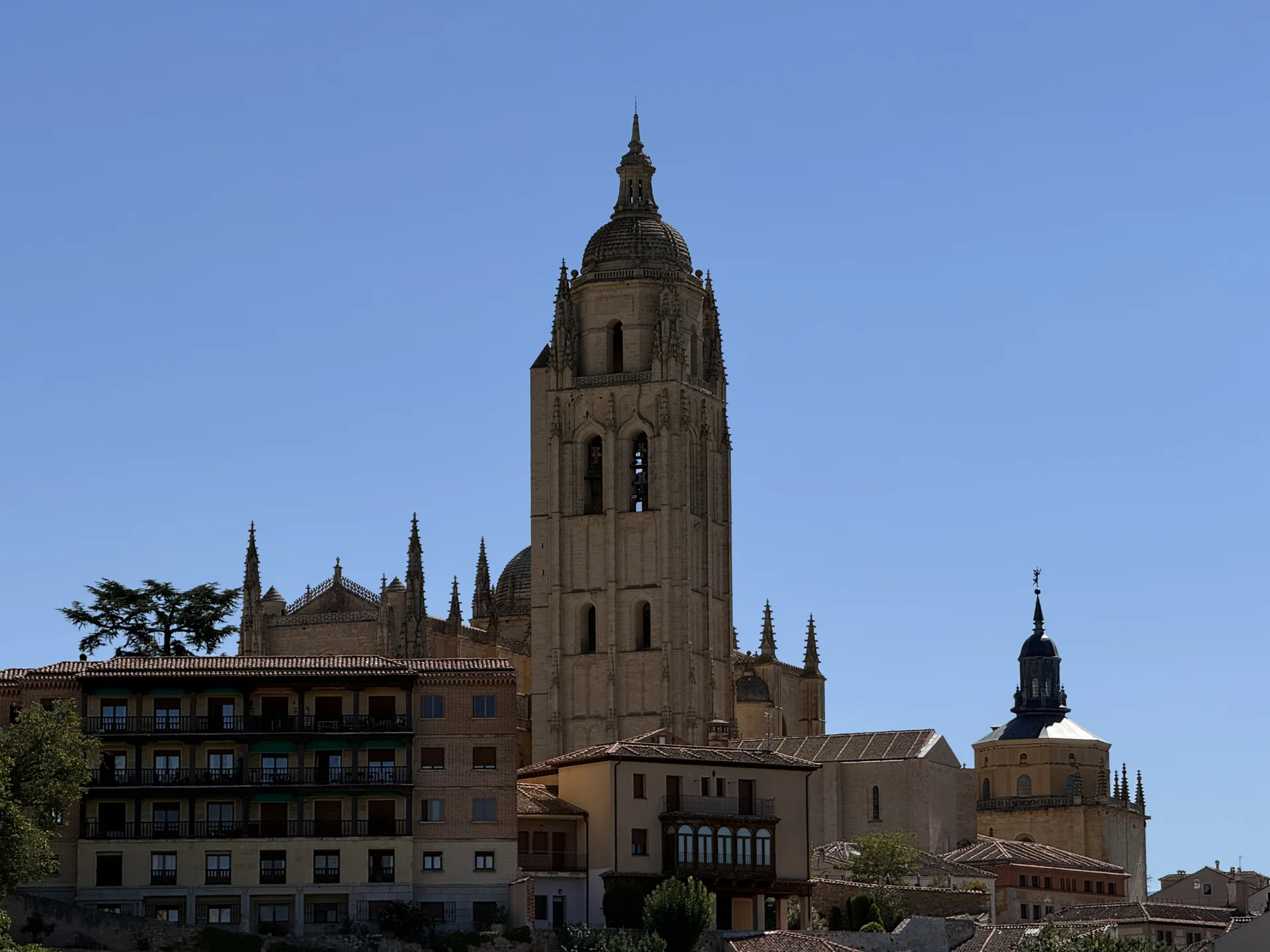 Torre y cúpula de la Catedral de Segovia con pináculos góticos y edificios del casco histórico, Foto propia La Maleta Inquieta, octubre 2026