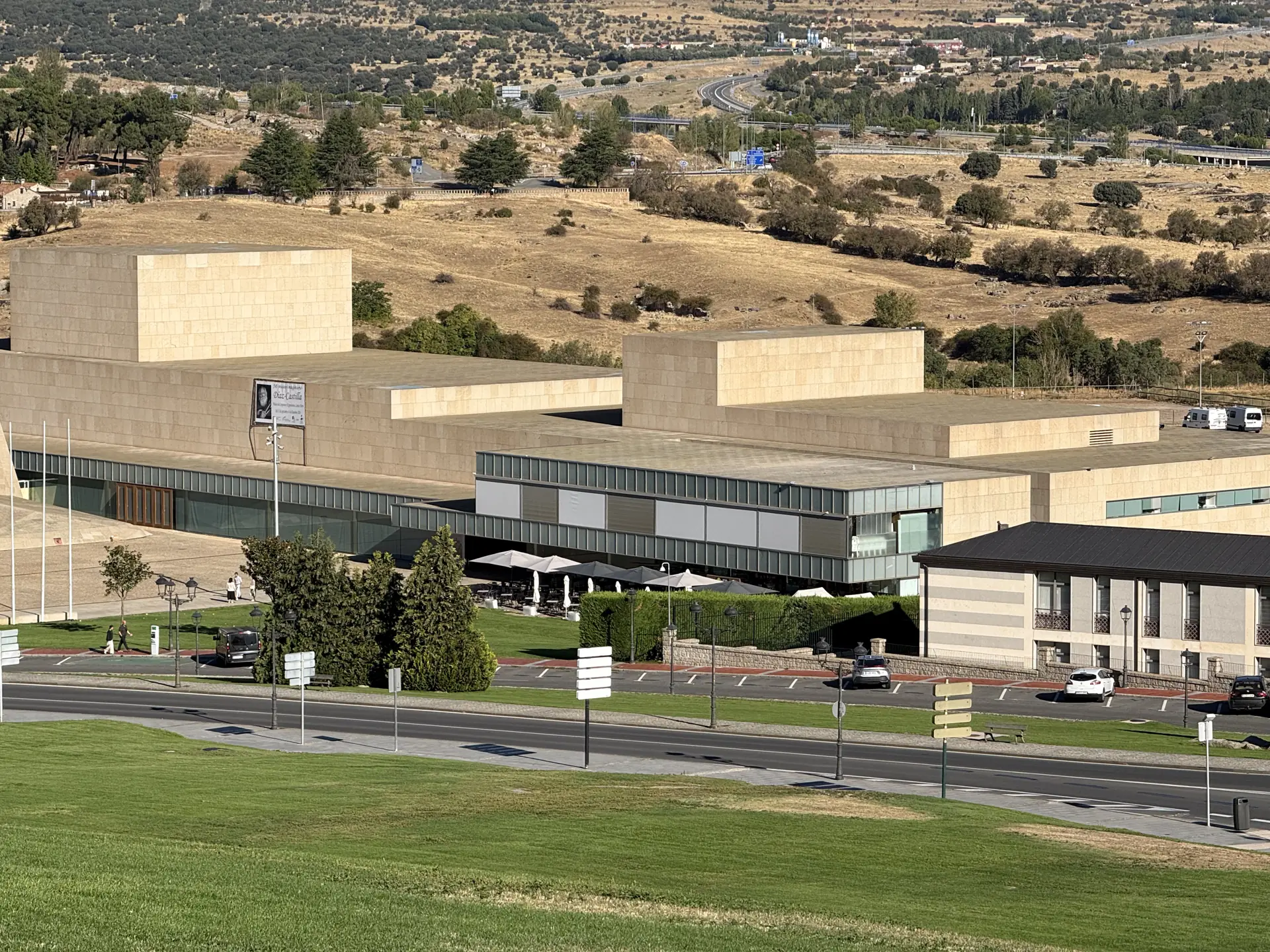 Centro de congresos Lienzo Norte de Ávila con su terraza y aparcamiento, frente a la pradera de la muralla. Foto propia La Maleta Inquieta, septiembre 2026.