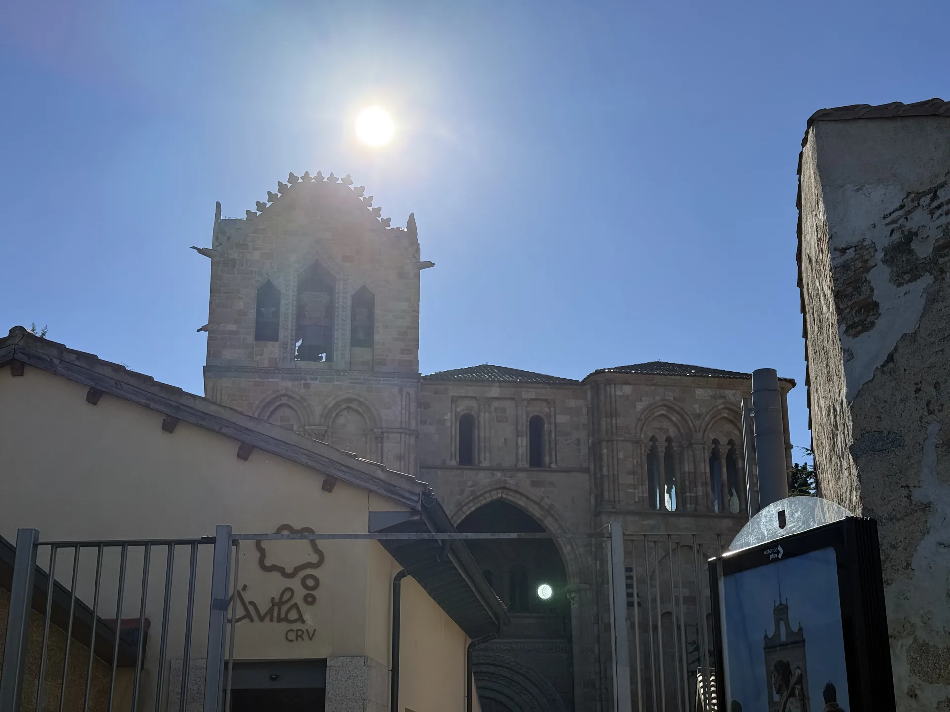 Centro de Recepción de Visitantes de Ávila a contraluz, con la torre de la basílica de San Vicente detrás. Foto propia La Maleta Inquieta, septiembre 2026.